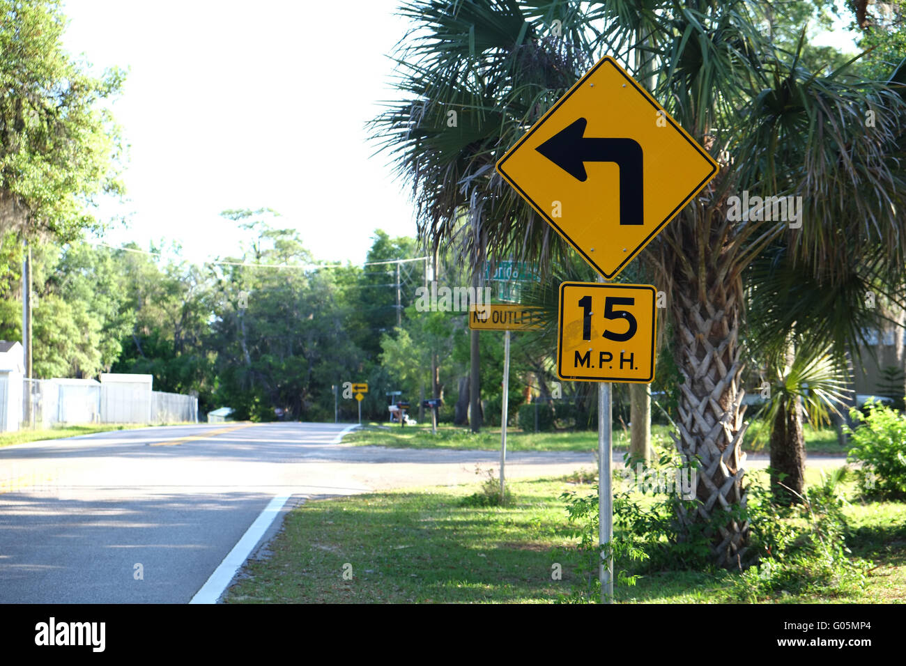 Curvatura stretta segno su una strada in Loughman Davenport Florida USA, aprile 2016 Foto Stock