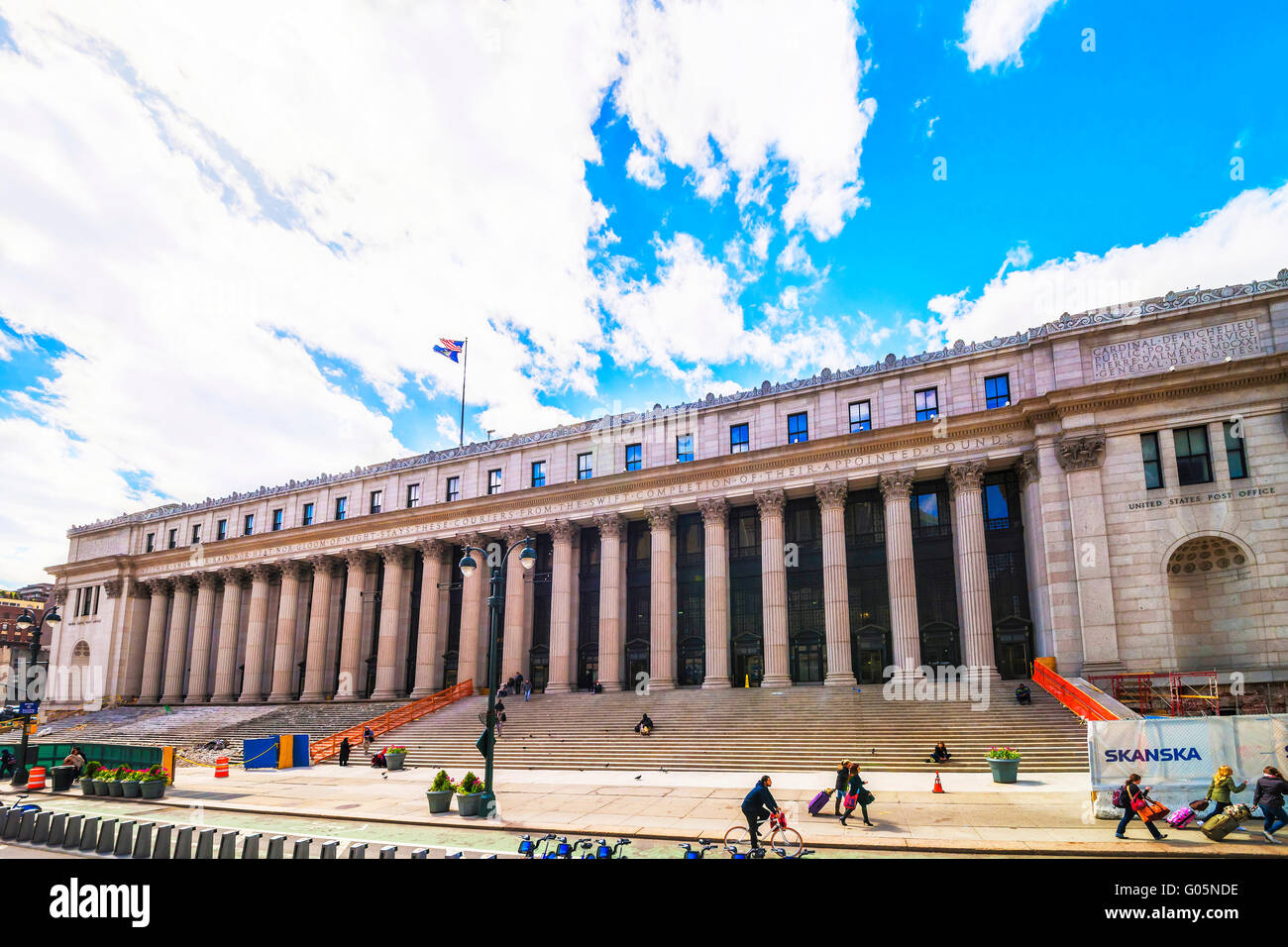 New York, Stati Uniti d'America - 24 Aprile 2015: Street view su James Farley Post Office Building in Midtown Manhattan, a New York City, Stati Uniti d'America. È IL SERVIZIO POSTALE DEGLI STATI UNITI D'AMERICA. I turisti nelle vicinanze Foto Stock