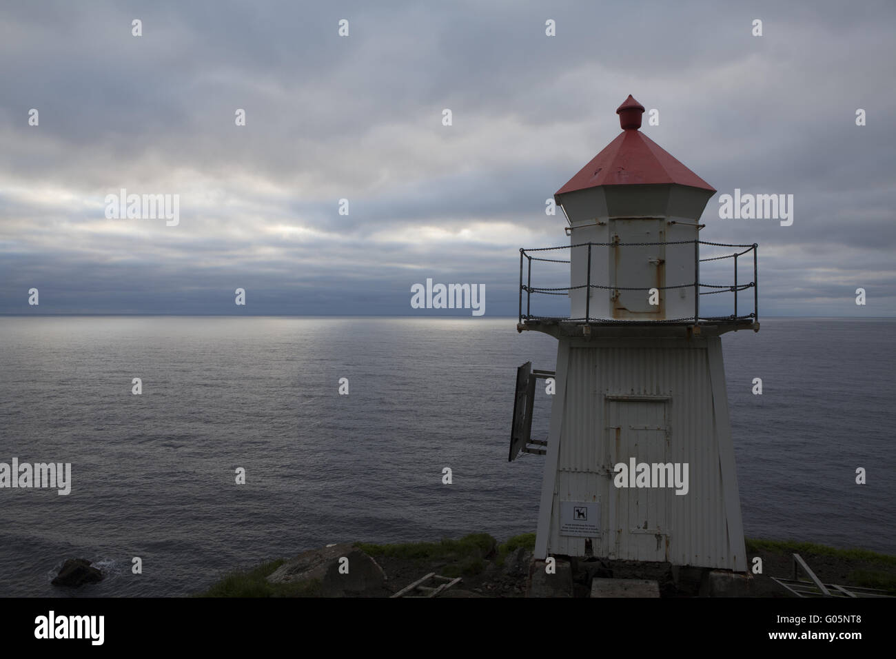 Faro sulla costa tra Unstad e Eggum Foto Stock