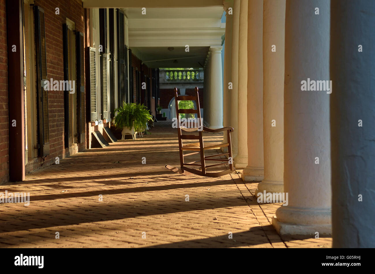 La sedia a dondolo al di fuori del prato camere presso la rotonda, università di Virginia. Charlottesville, VA, Stati Uniti d'America Foto Stock