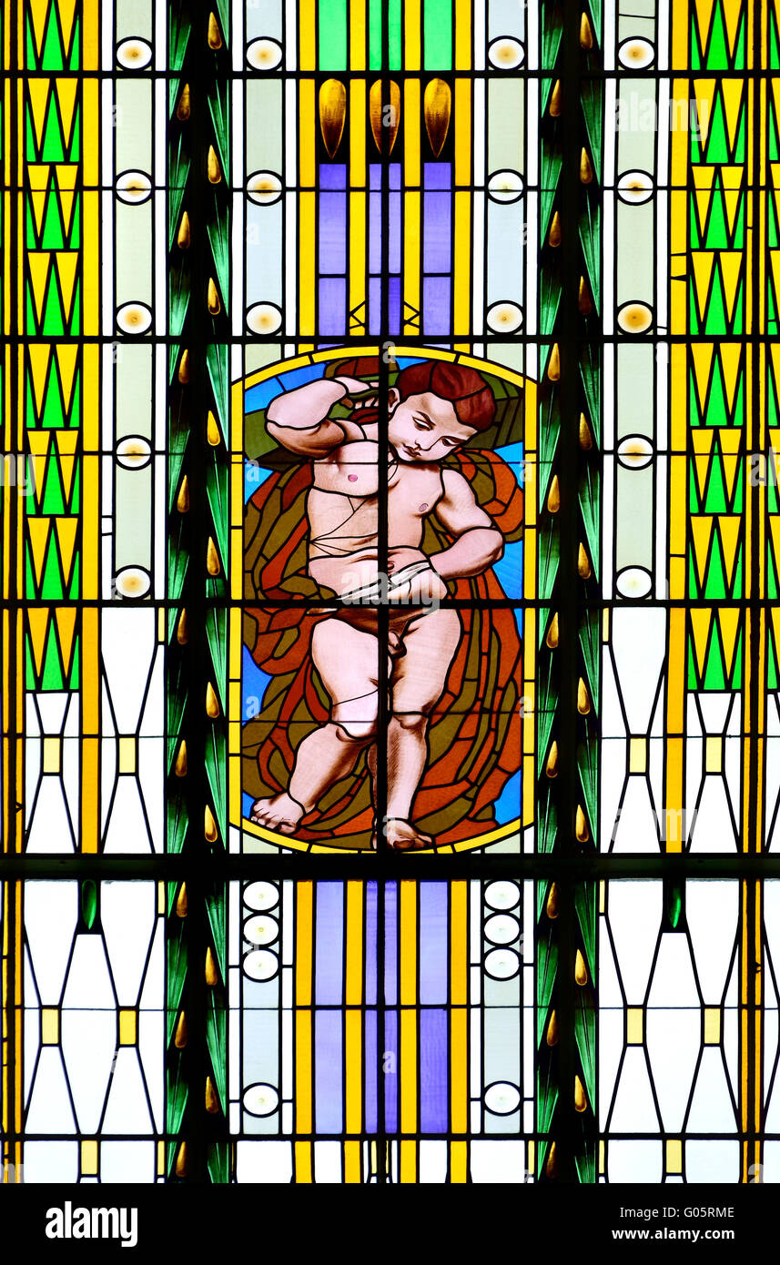 Praga, Repubblica Ceca. La principale stazione ferroviaria / Hlavni nadrazi (1871) Le finestre di vetro macchiate nella parte originale dell'edificio Foto Stock