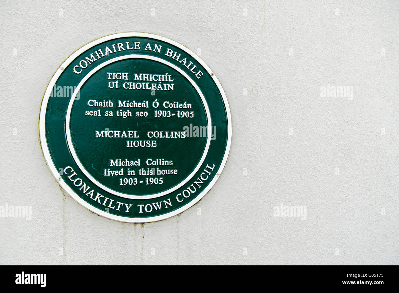 Una lapide che ricorda la casa dove Michael Collins ha vissuto in Clonakilty, West Cork, Irlanda. Foto Stock