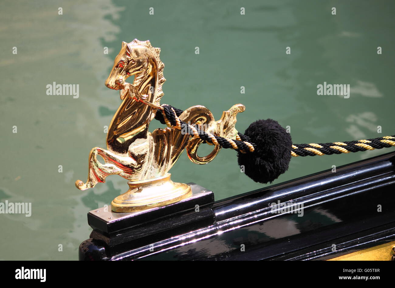 Golden Sea Horse decorazione su una gondola veneziana Foto Stock