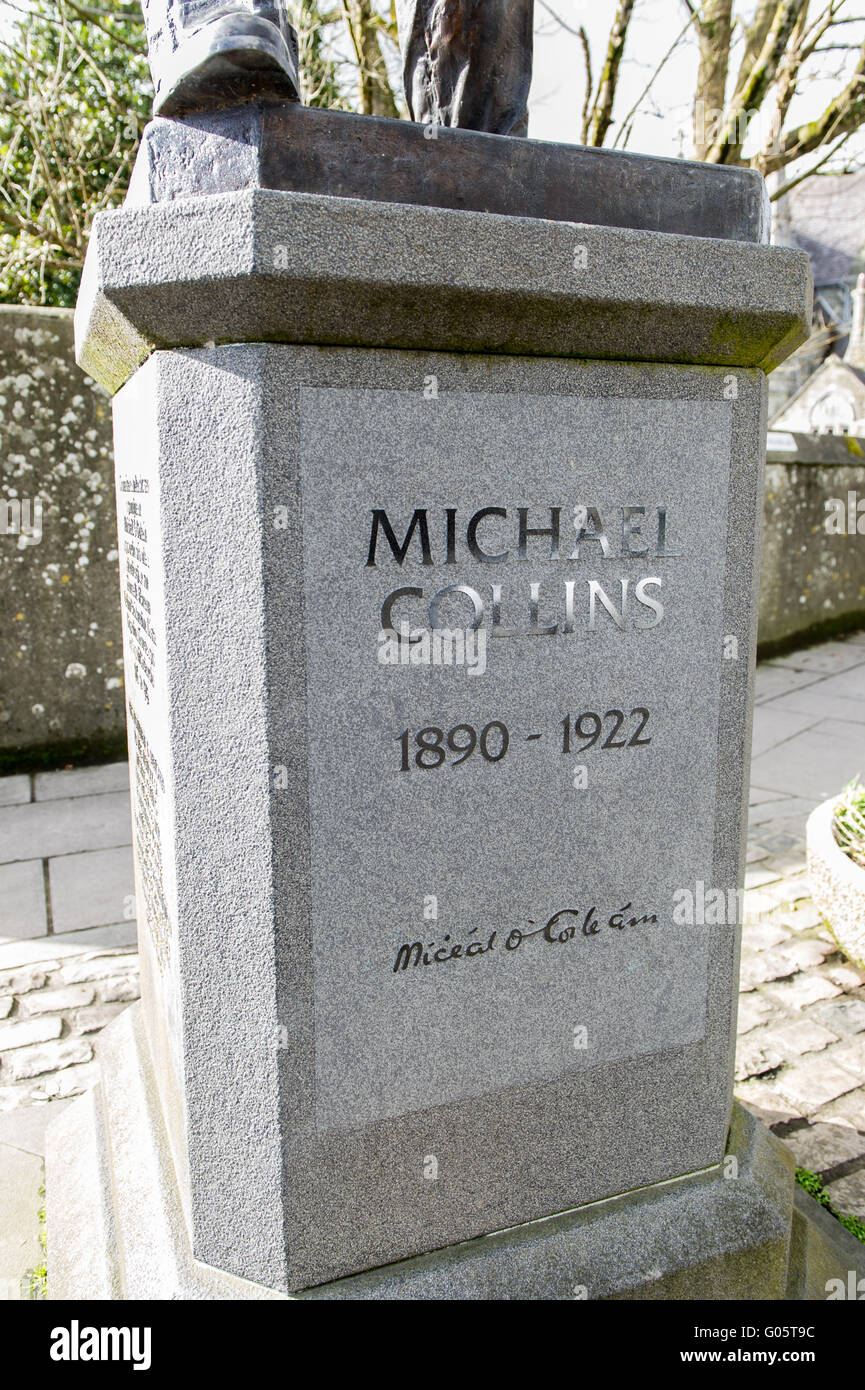 Lo zoccolo del Michael Collins statua in Clonakilty, West Cork, Irlanda Foto Stock
