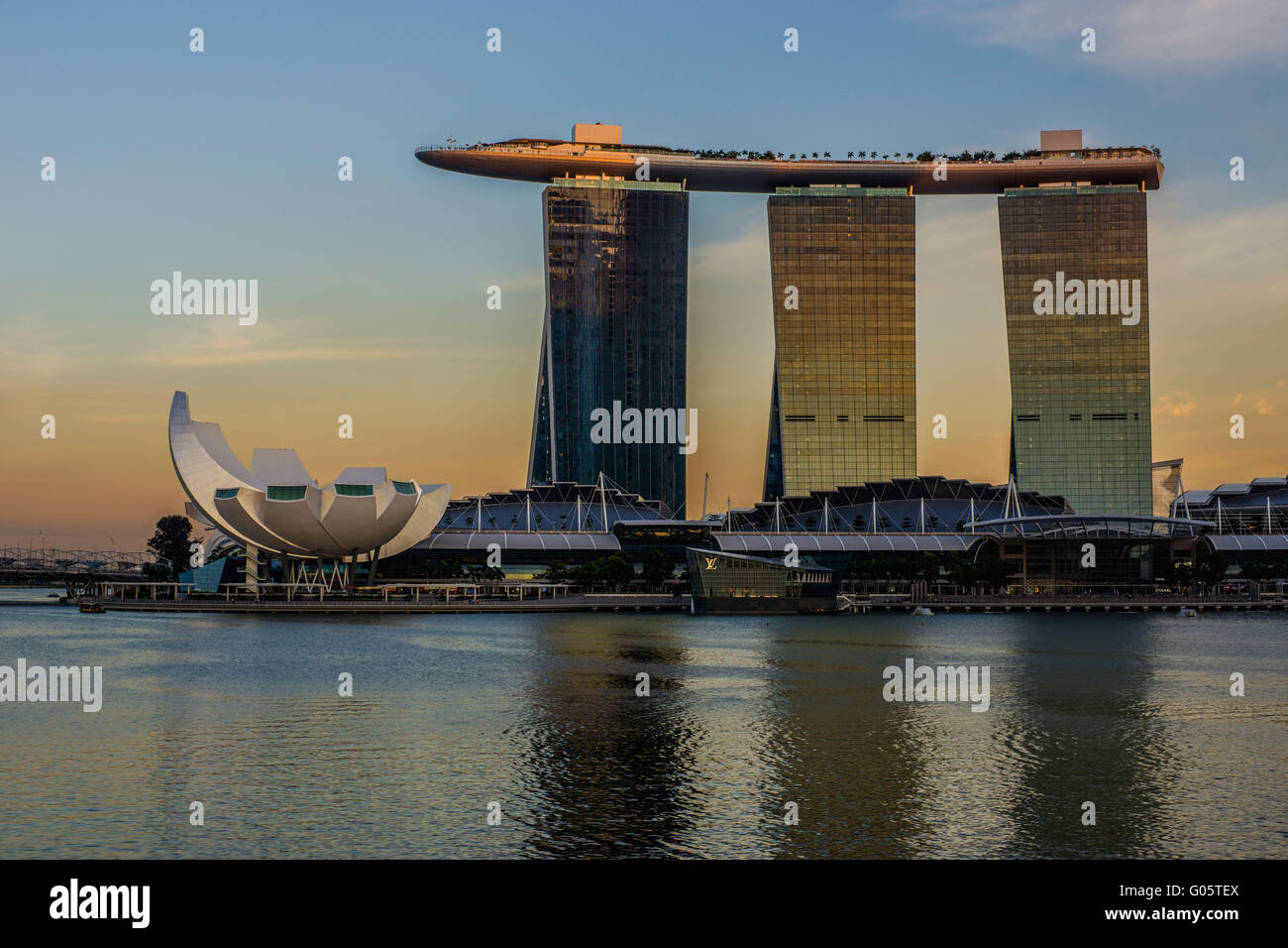 Tramonto a Marina Bay Sands Hotel, Singapore Foto Stock