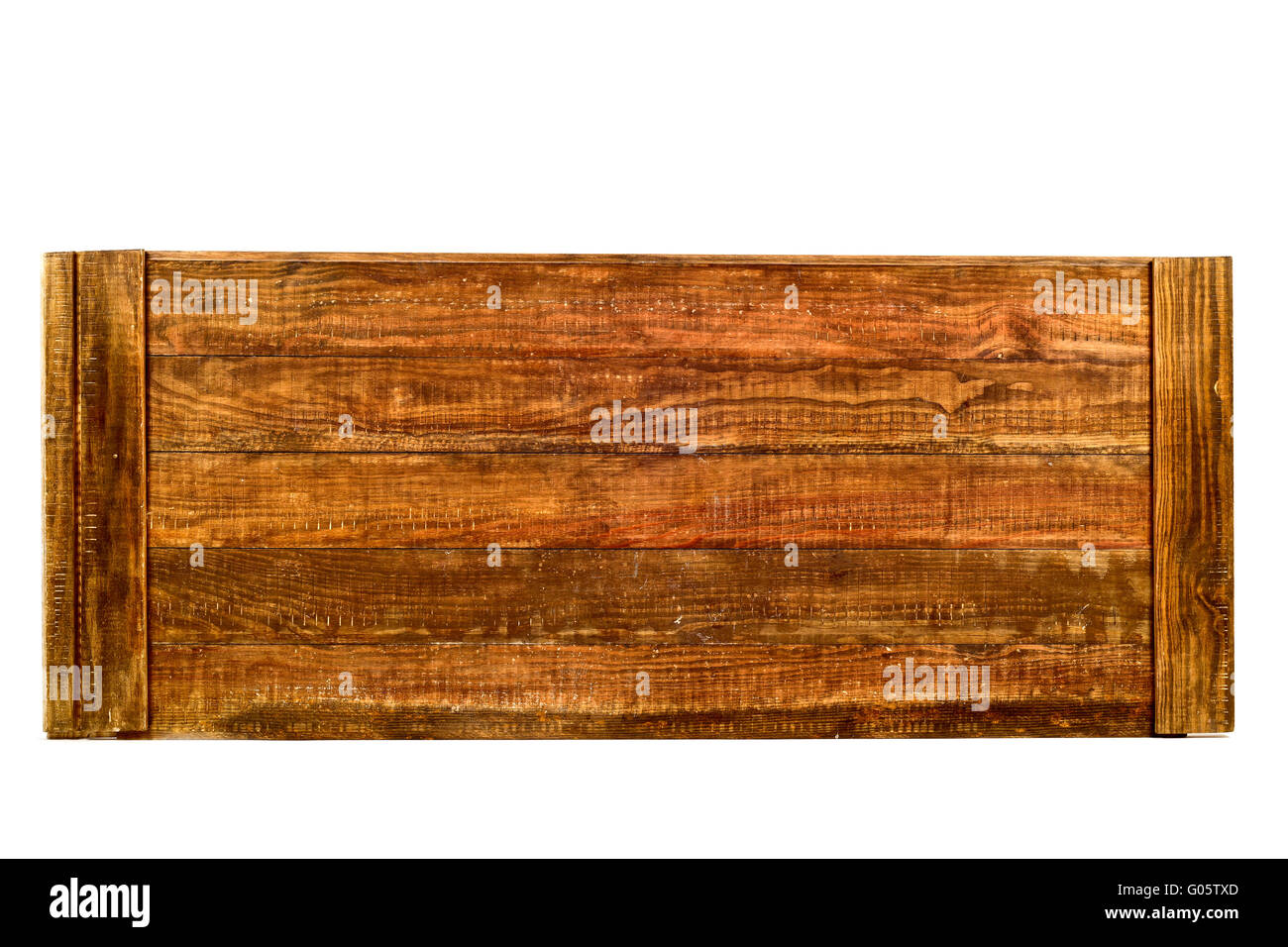 Alcuni rustici tongued tavole di legno su sfondo bianco Foto Stock