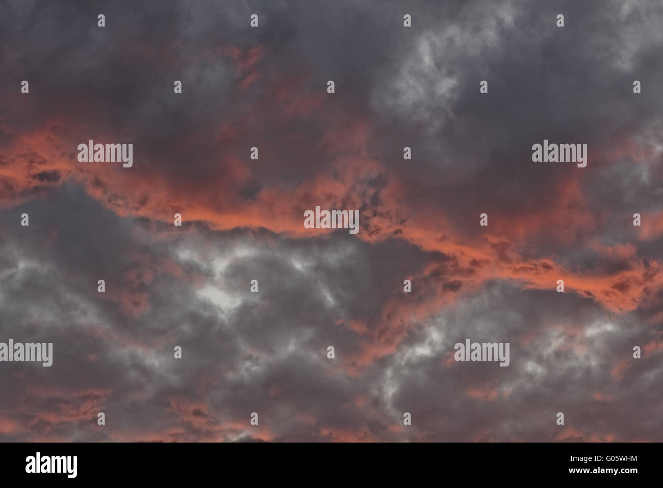 Cielo di sera con scuri e di rosso le nuvole in Germania Foto Stock