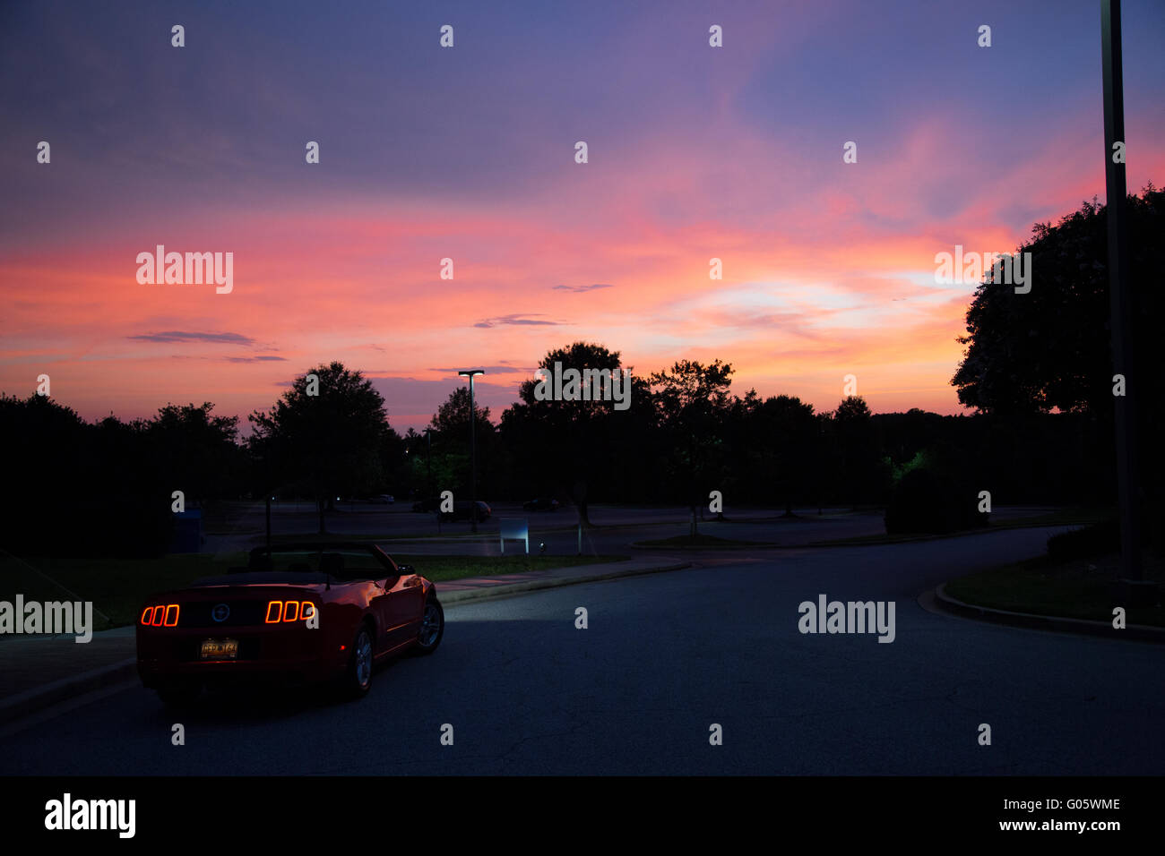 Ford Mustang Convertible e il cielo al tramonto Foto Stock