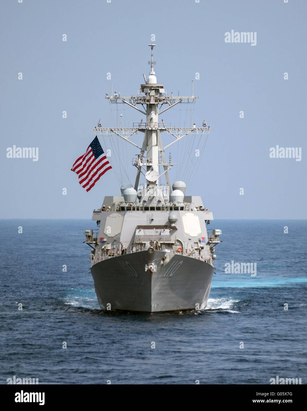 Stati Uniti Navy Arleigh Burke-class guidato-missile destroyer USS William Lawrence transita il Mare delle Filippine come parte del John C. Stennis Strike gruppo Marzo 30, 2016 nel Pacifico occidentale. Foto Stock