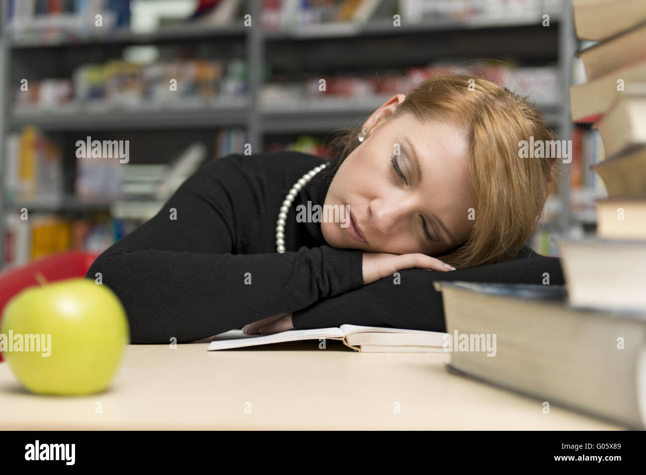 Studentessa dormire dopo imparare Foto Stock