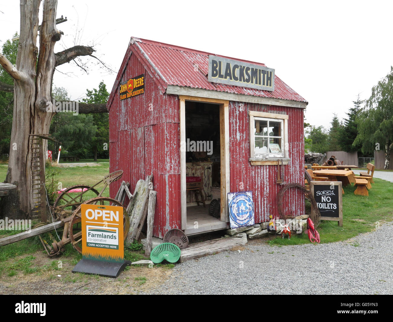 Il vecchio Store fabbro in tre insenature di stazione di servizio di South Island, in Nuova Zelanda Foto Stock