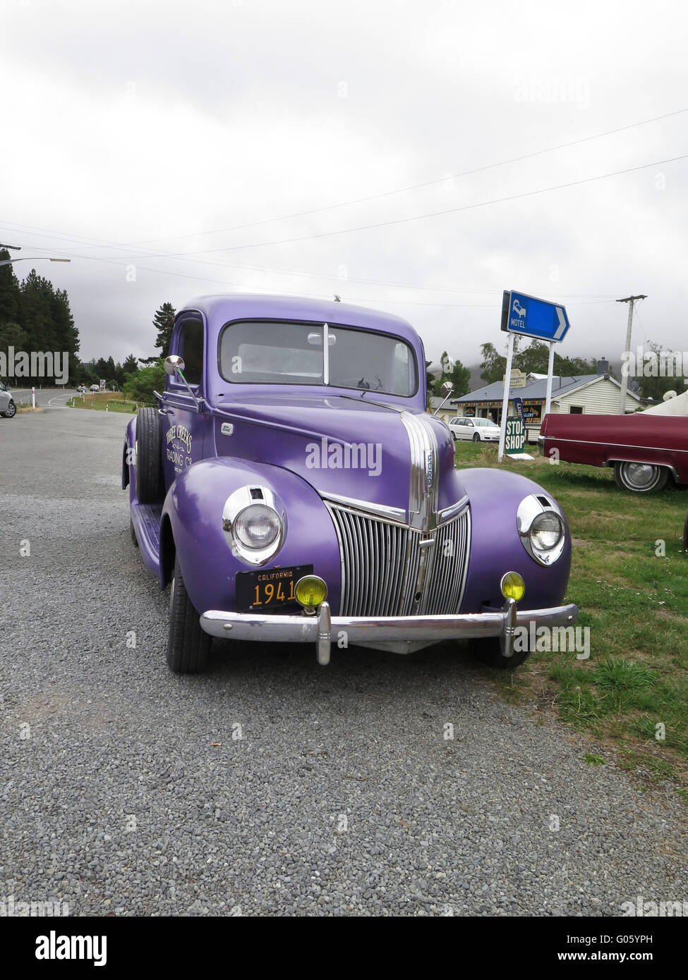 Vintage auto Ford a tre insenature di stazione di servizio di South Island, in Nuova Zelanda Foto Stock