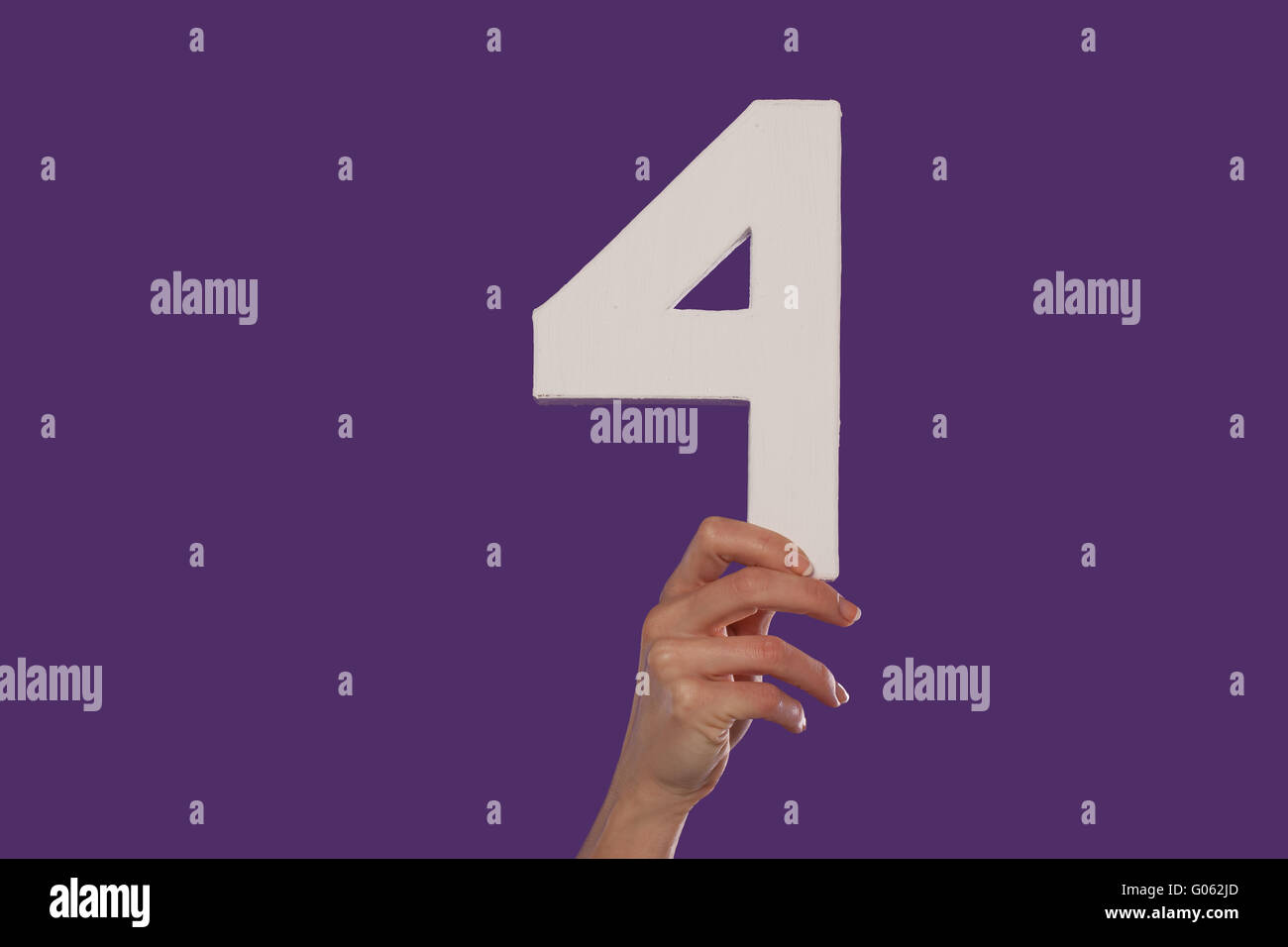 Femmina lato tenendo premuto il numero 4 dal fondo Foto Stock