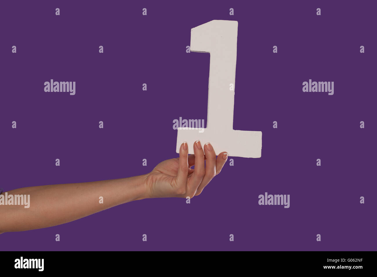 Femmina tenuta a mano fino al numero 1 da sinistra Foto Stock