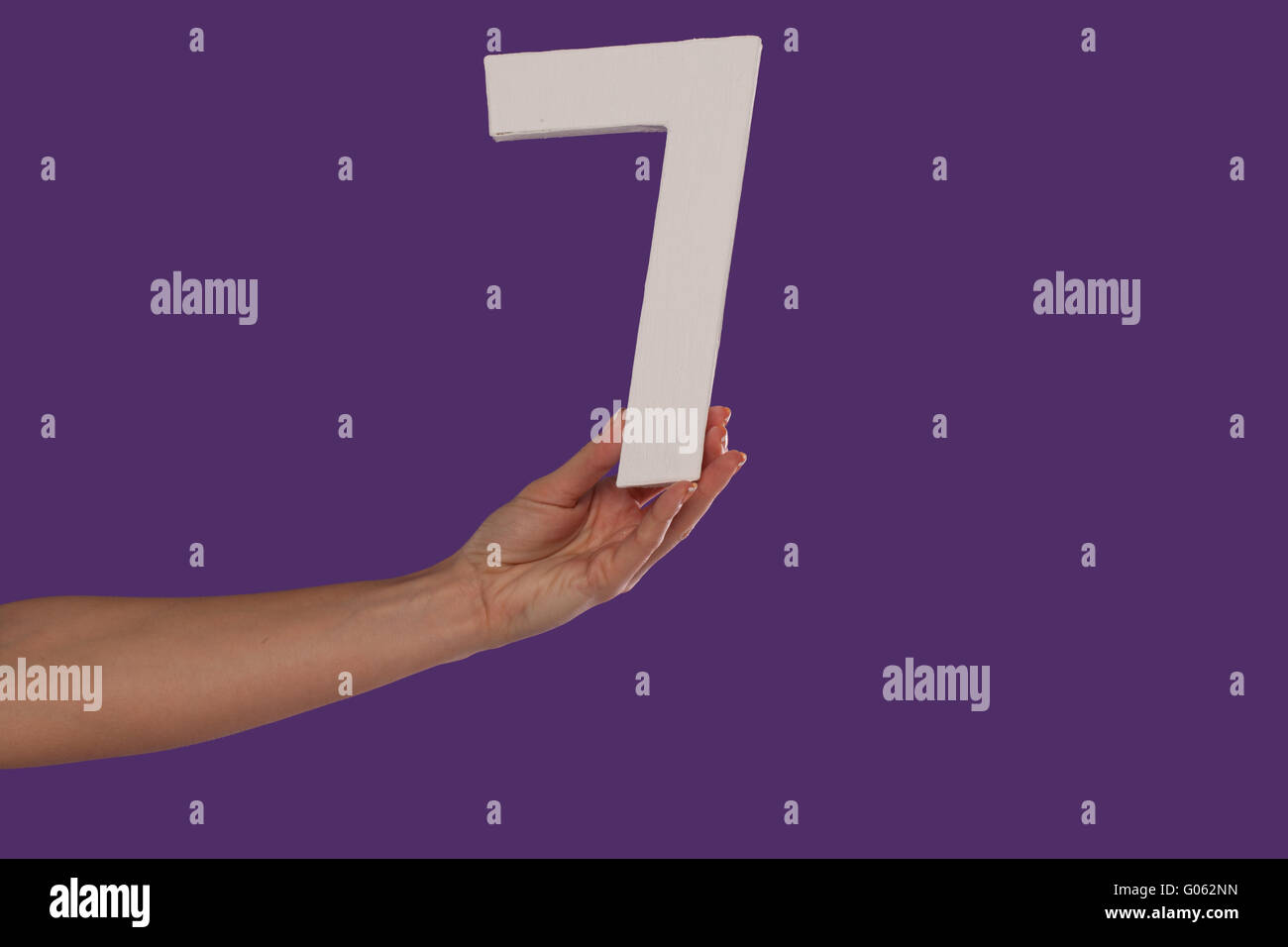 Femmina tenuta a mano fino al numero 7 da sinistra Foto Stock