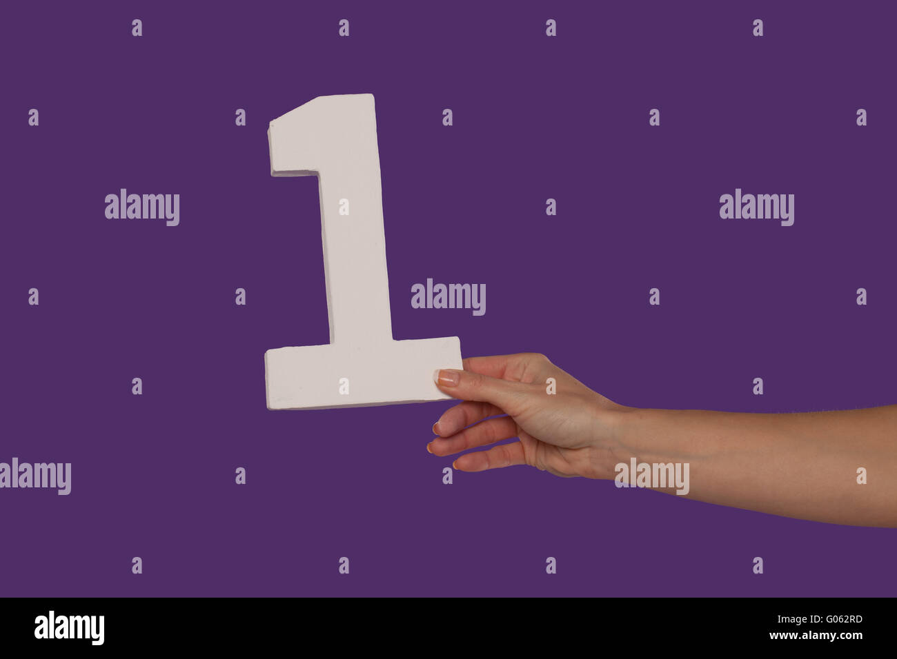 Femmina tenuta a mano fino al numero 1 da destra Foto Stock