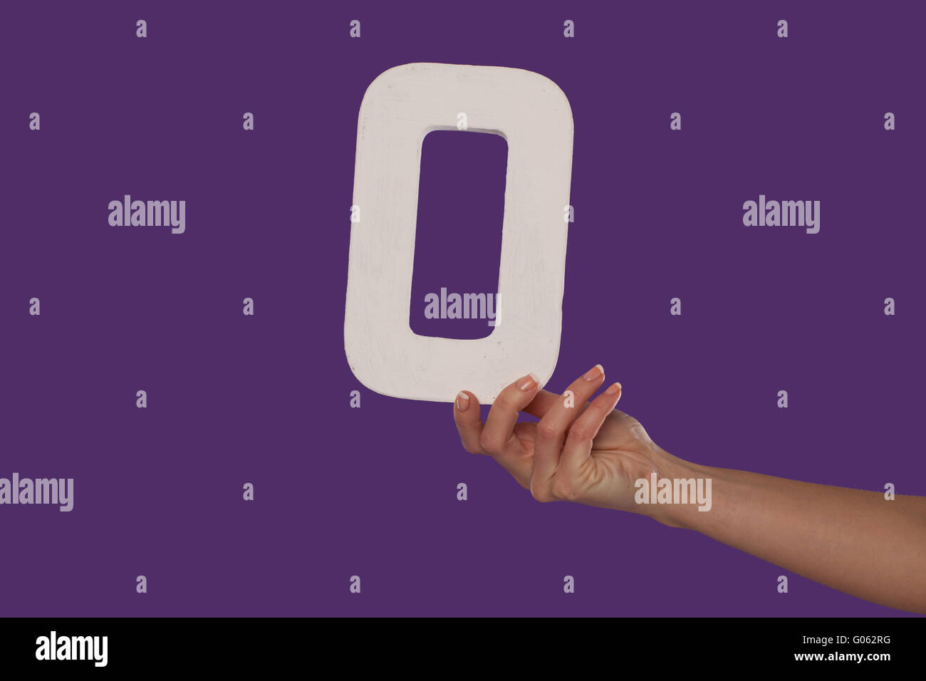 Femmina tenuta a mano fino al numero 0 da destra Foto Stock