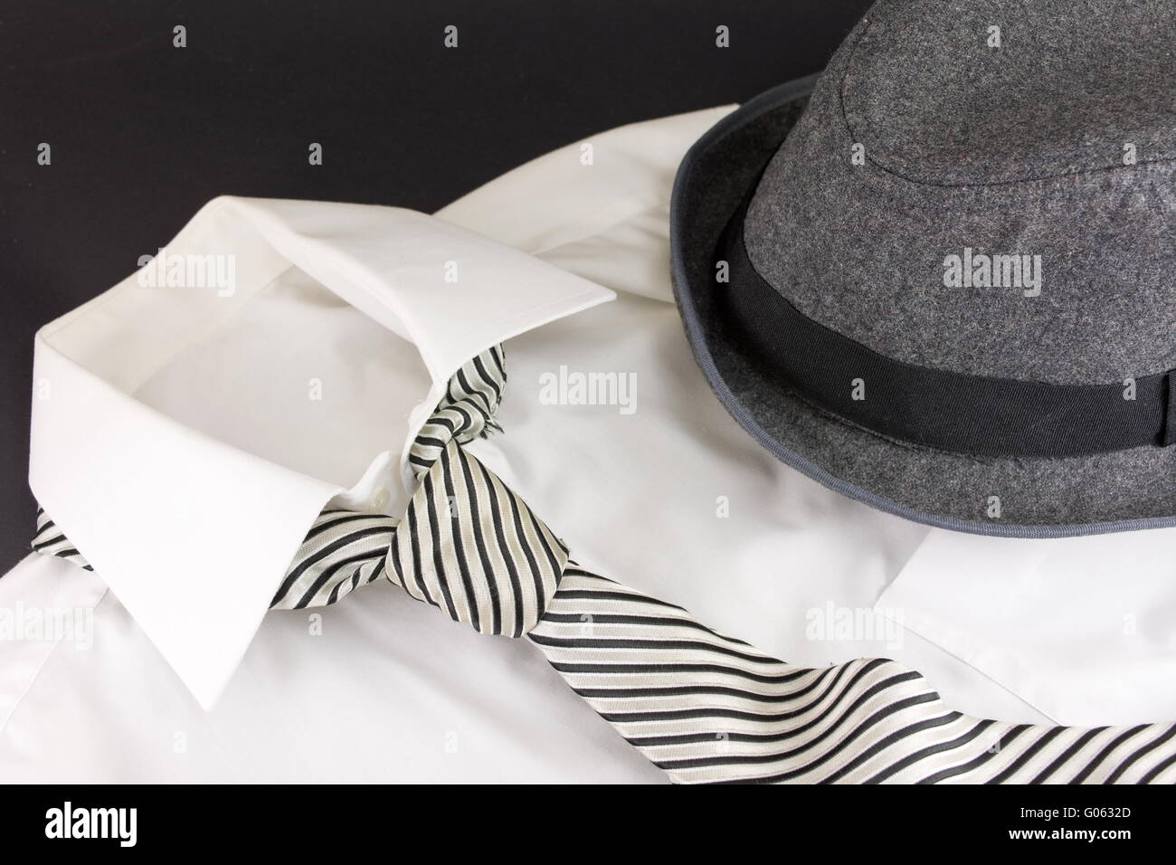 Black Hat, stipped tie, e una camicia bianca Foto Stock
