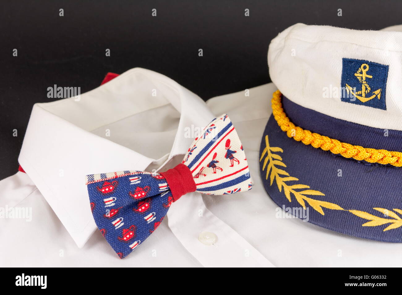 Simpatiche bow tie, maglietta e un capitano del cappello Foto Stock