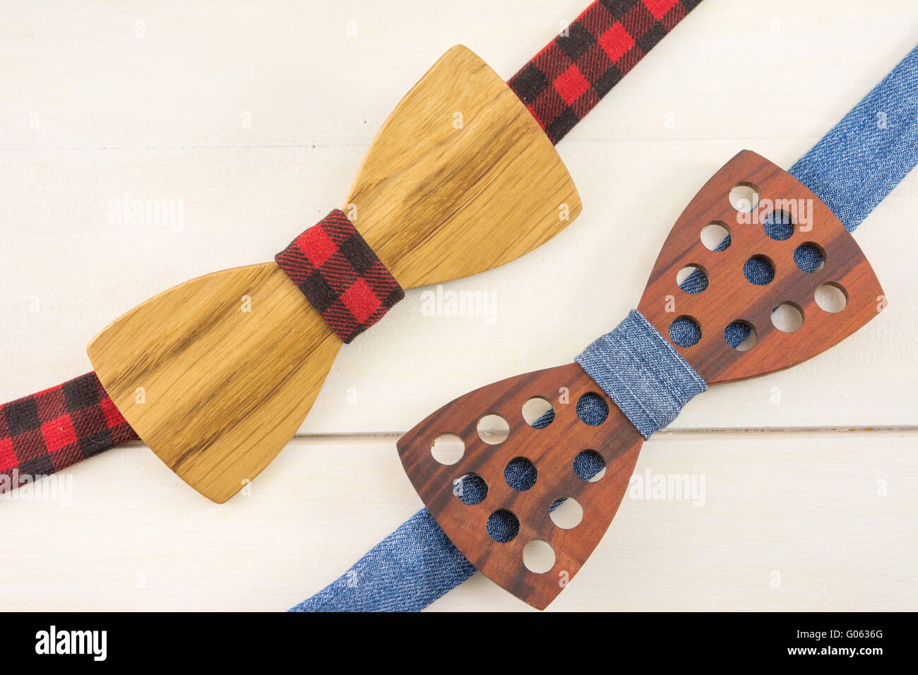 Legno di cravatte su un tavolo di legno Foto Stock