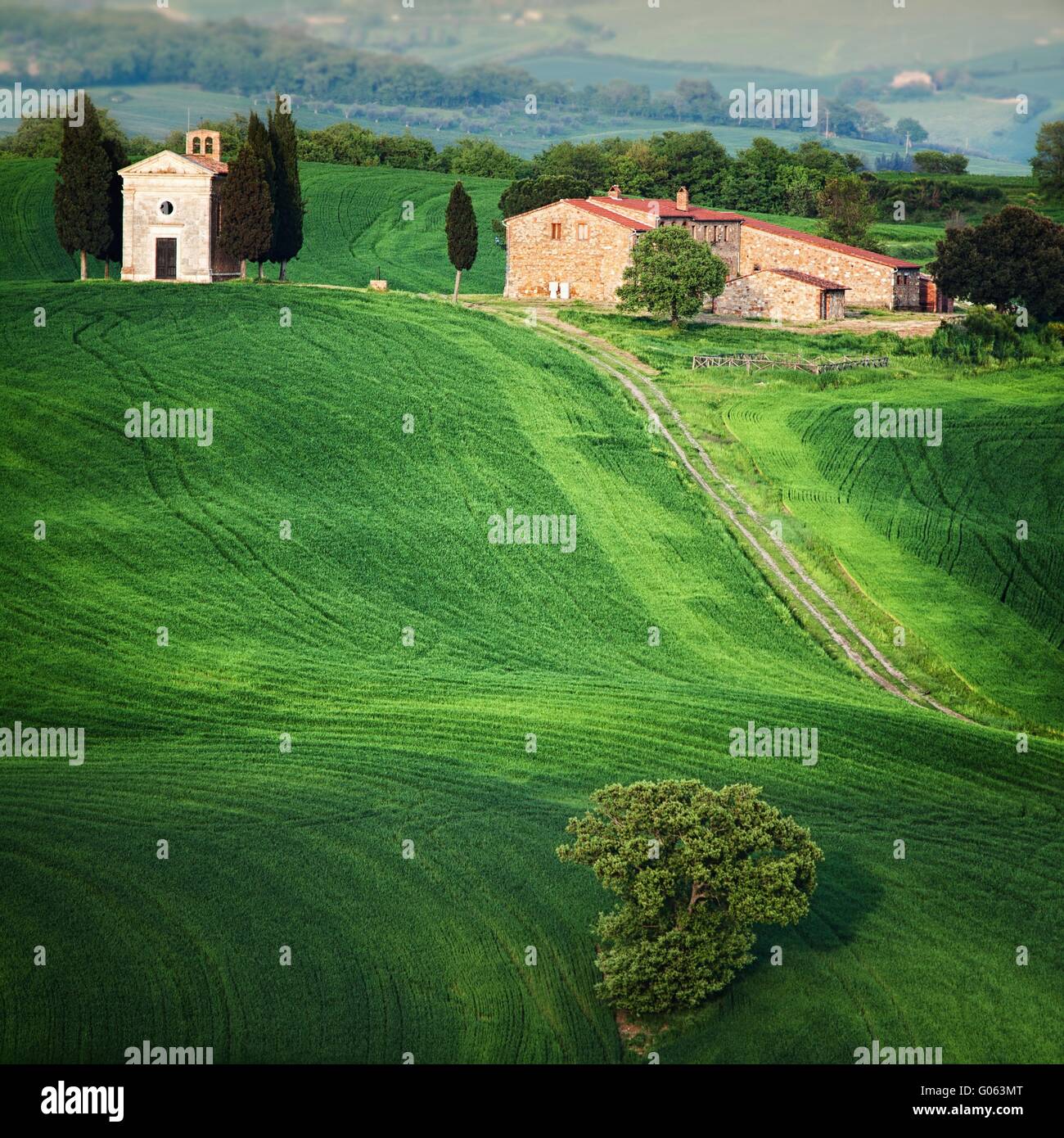 Cappella in Toscana - vista panoramica del tipico paesaggio toscano Foto Stock