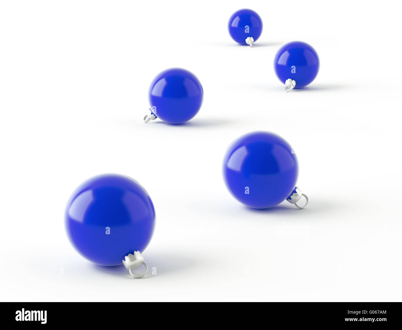 Fila di blu palle di Natale su sfondo bianco Foto Stock