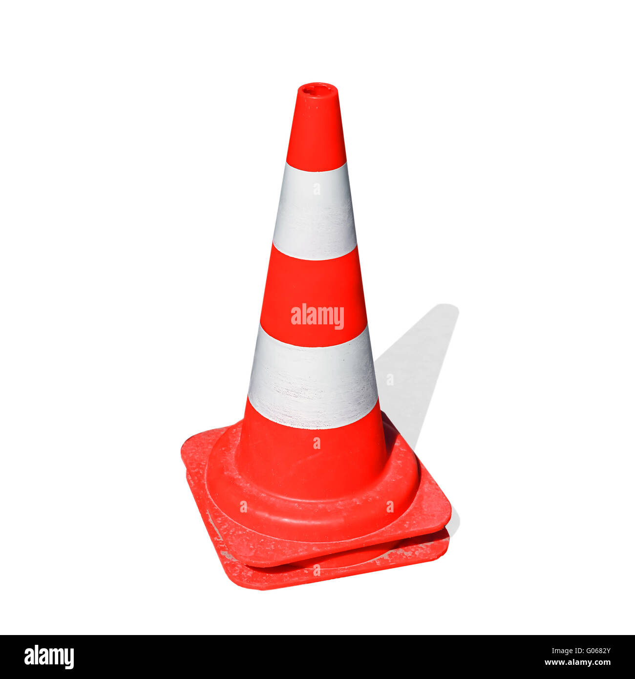 Rosso striato strada di avvertimento cono isolato su sfondo bianco con ombre di grigio Foto Stock