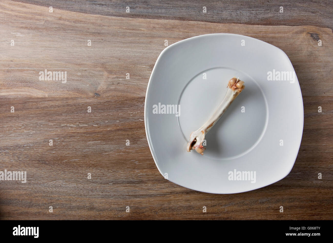 Cena di Vuoto piastra con ossa impostato sul tavolo di legno Foto Stock
