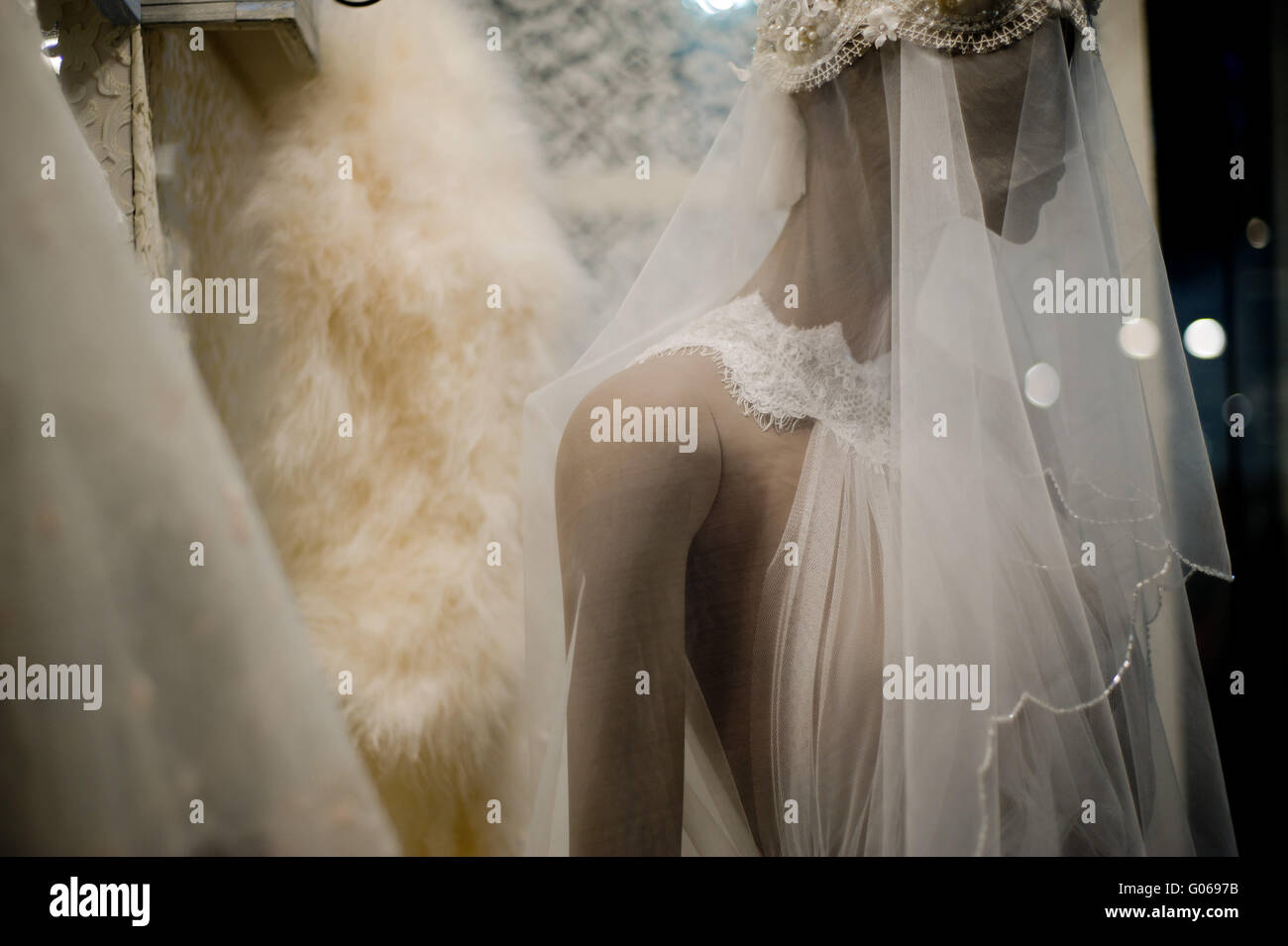 Manichino indossando abiti da sposa esposti in una gabbia durante il Barcellona la settimana nuziale Professional Fiera. Foto Stock