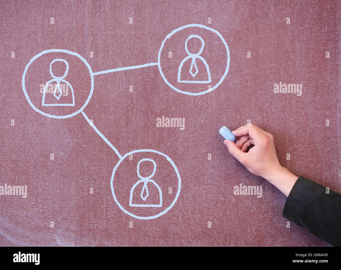 Icone di persone con collegamenti disegnato in gesso sulla lavagna. Foto Stock