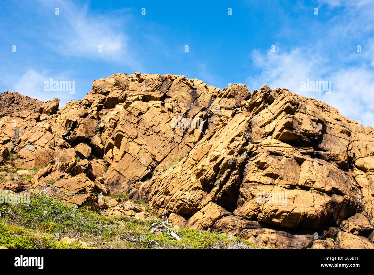 Grandi incrinata irregolare formazione di roccia contro parzialmente nuvoloso cielo blu, ad alpeggi, Parco Nazionale Gros Morne, Terranova. Foto Stock