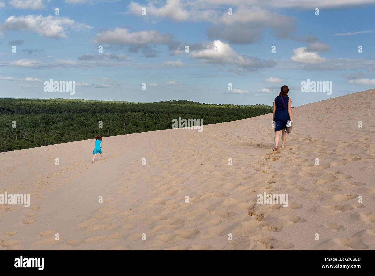 Donna e ragazza camminare sulla sabbia in la duna del Pyla Foto Stock