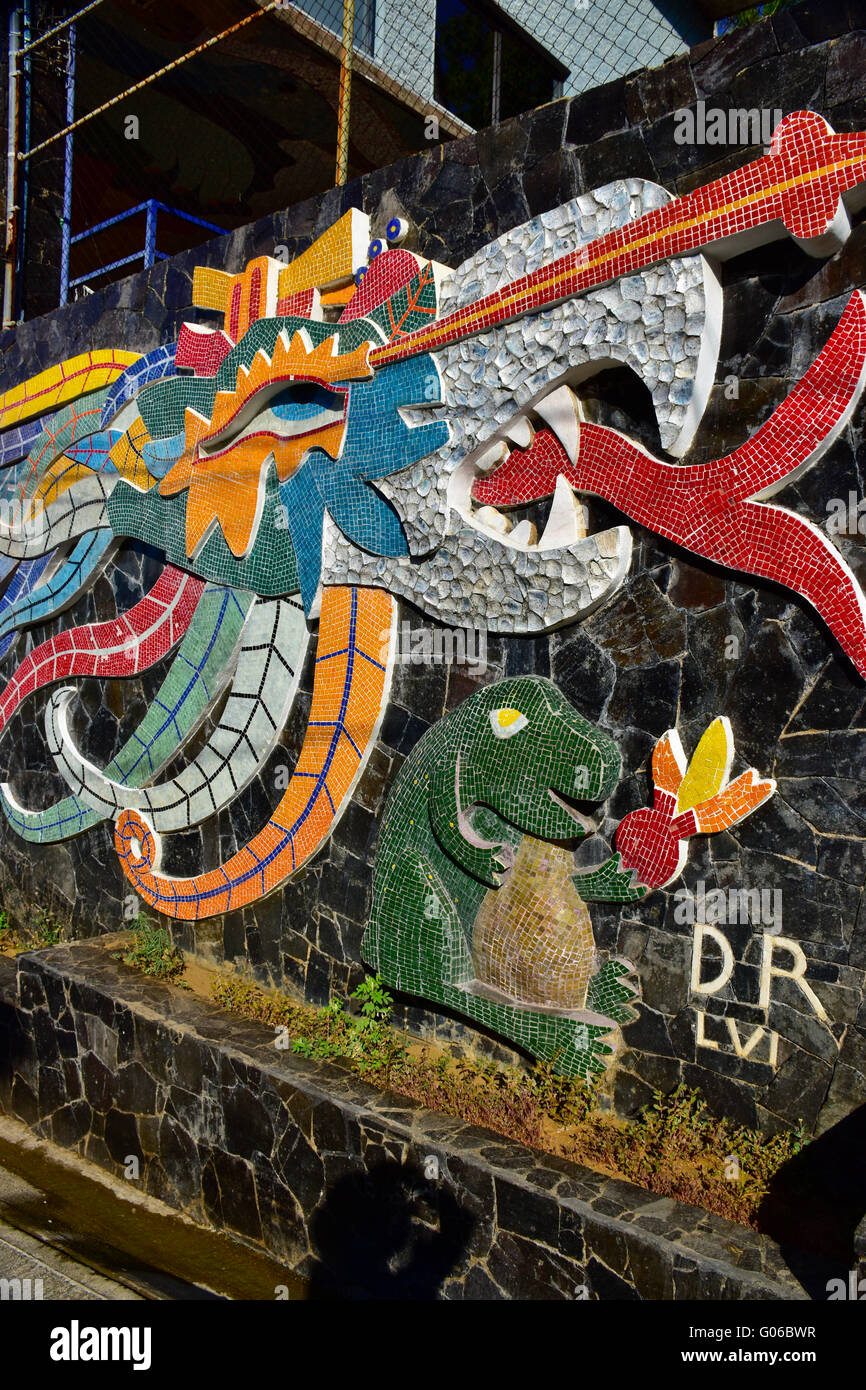 Diego Rivera disegnò un murale a mosaico in piastrelle (Ehecatl-Calle) di un serpente in piuma di fronte alla casa di Dolores Olmedo, vecchia sezione di Acapulco, Messico. Foto Stock