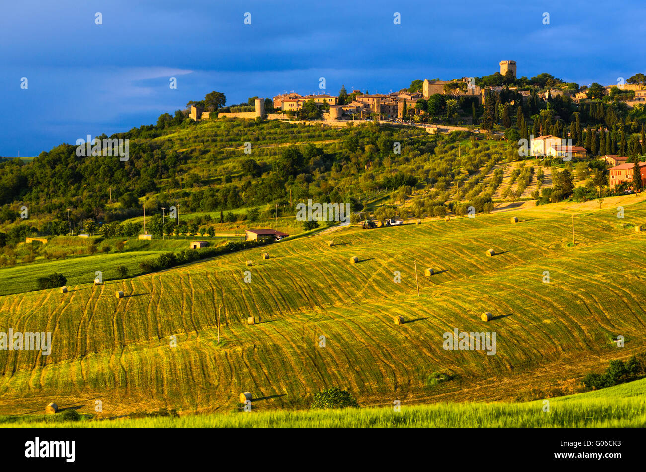 Vista al tramonto di Monticchiello Foto Stock