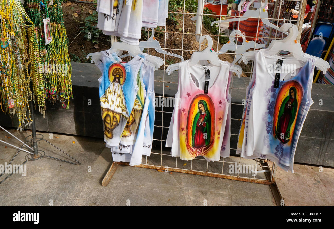 Vergine di Guadalupe t-shirt per i turisti in Acapulco, Messico Foto Stock