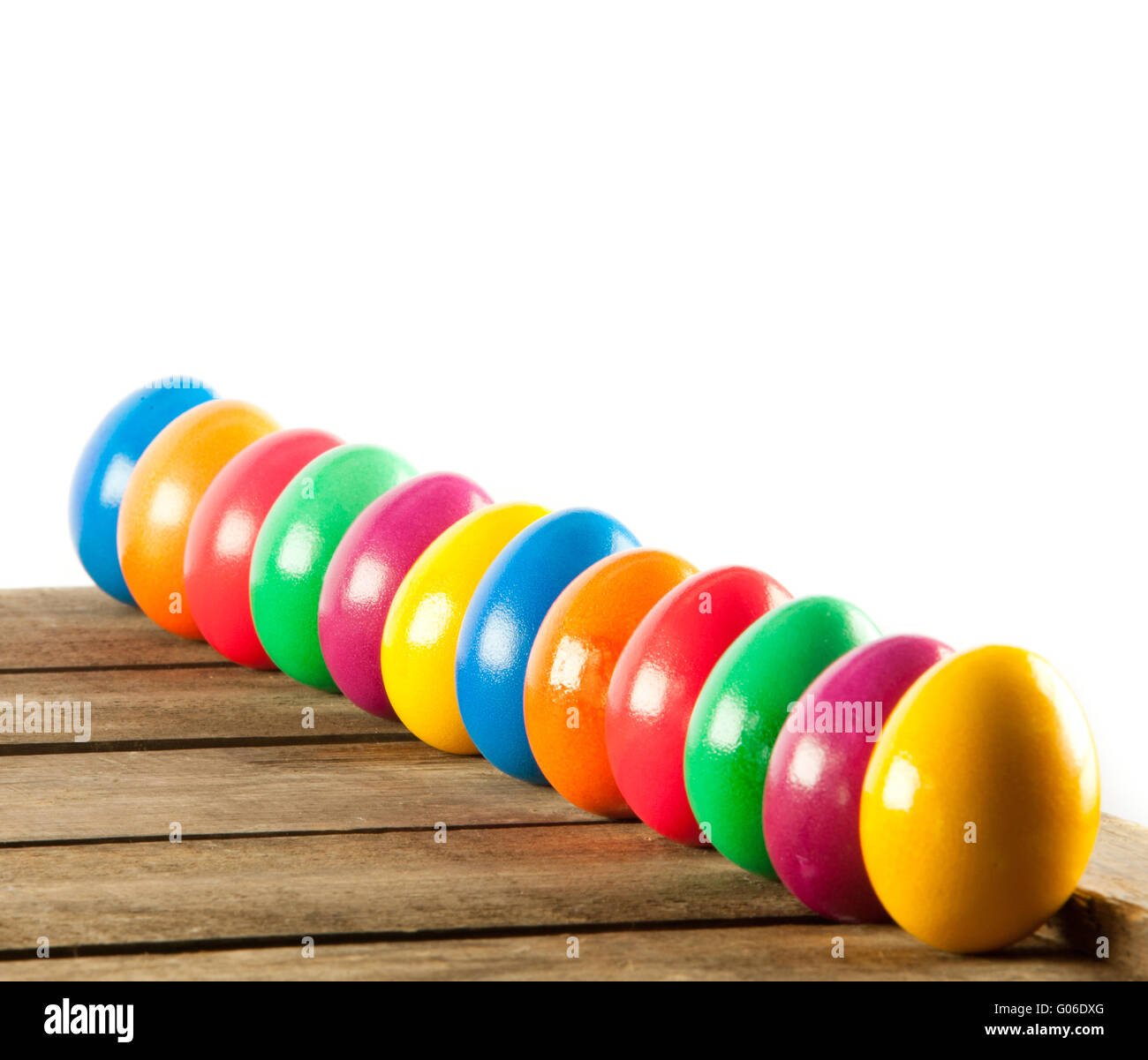Colorate le uova di pasqua sul vecchio sfondo di legno. Foto Stock