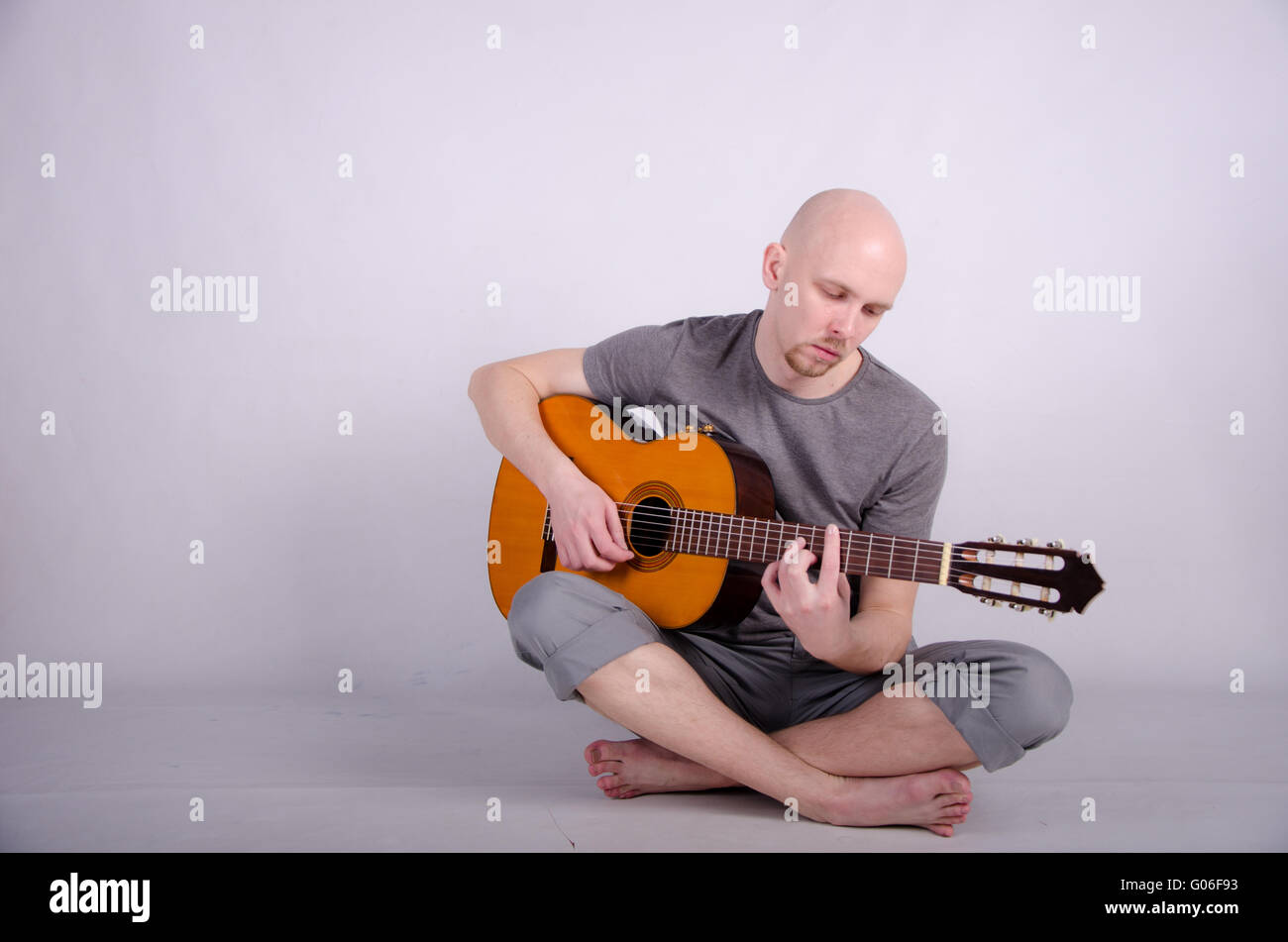 Nice Guy calvo con una chitarra Foto Stock