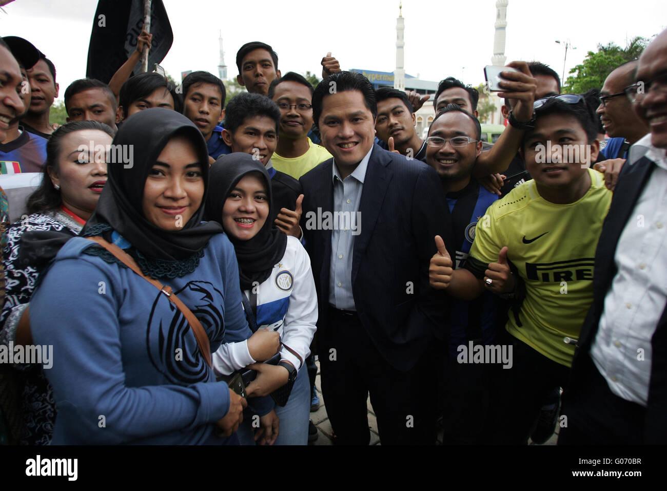 Batam, Isole Riau, Indonesia. 28 apr, 2016. Inter Milan proprietario Erick Thohir con l Inter Milam FC fan dopo parlando di come costruire il business in Asia e in Europa in aprile 28, 2016 in Batam, Indonesia. Inter Milan proprietario Erick Thohir nega ha dei piani vendendo più di venti per cento di Inter al commercio Suning Gruppo di Cina. Egli ha detto ''su cui voglio soffermarmi inter e ringraziare i fan che hanno sostenuto a noi dal giorno uno. Stiamo cercando un partner strategico, non sto vendendo partecipazione di maggioranza' Credit: Sijori Immagini/ZUMA filo/Alamy Live News Foto Stock