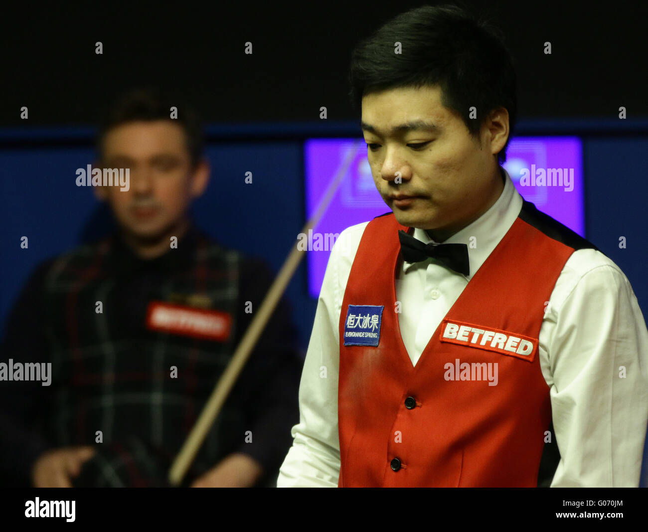 Sheffield, Regno Unito. Il 29 aprile, 2016. Ding Junhui in azione contro Alan McManus nella seconda sessione migliore di 33 telai semi-finale al 2016 World Snooker Championships di Sheffield. Credit: Azione Plus immagini di sport/Alamy Live News Foto Stock