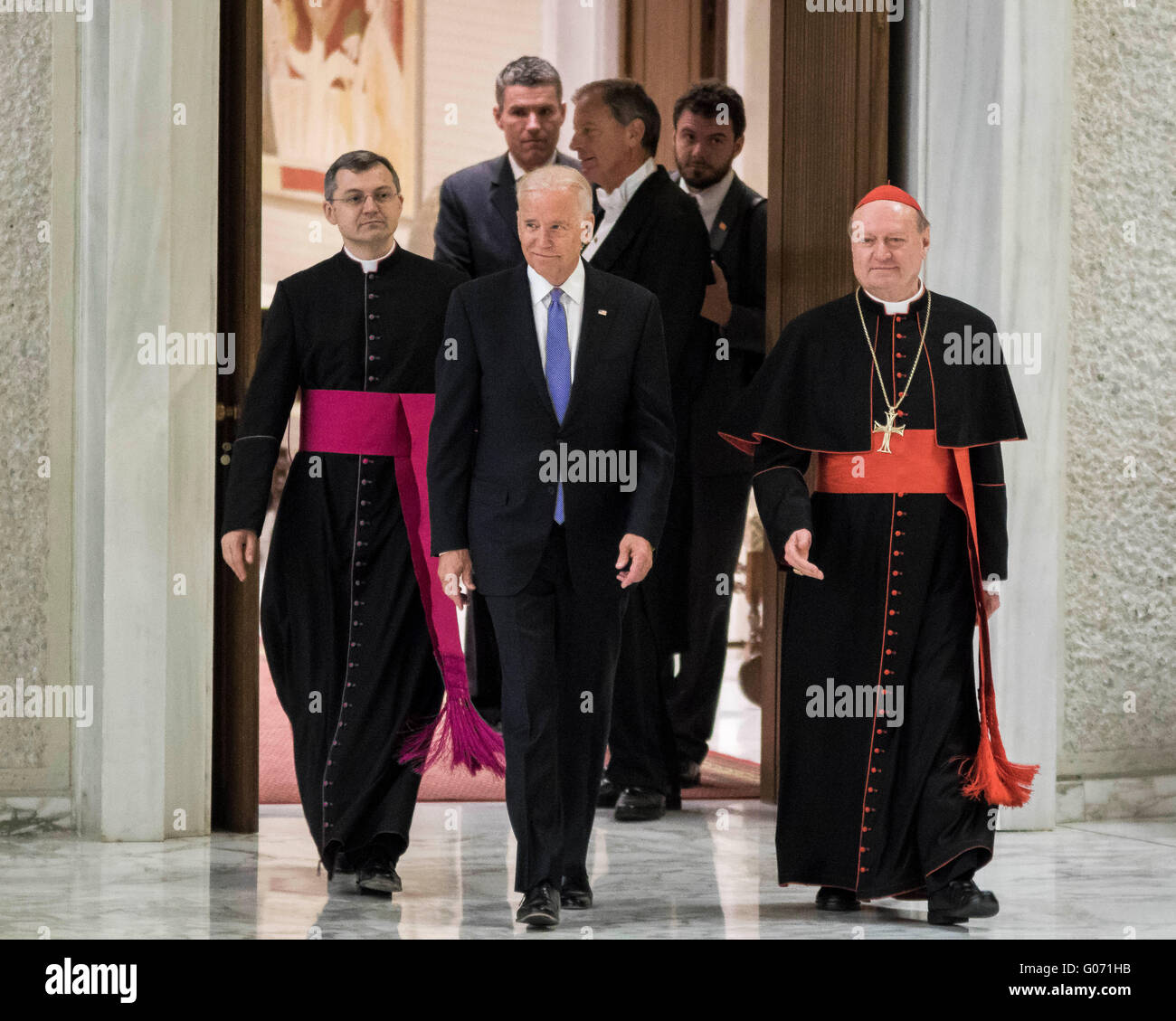 Città del Vaticano il Vaticano. 29 apr, 2016. Vice Presidente USA Joe Biden (L) è affiancato dal Cardinale Gianfranco Ravasi (R) come egli arriva a partecipare a una speciale udienza celebra dal Papa Francesco con i partecipanti al congresso sui progressi della medicina rigenerativa e il suo impatto culturale nell Aula Paolo VI in Vaticano Città del Vaticano. Credito: Giuseppe Ciccia/Pacific Press/Alamy Live News Foto Stock