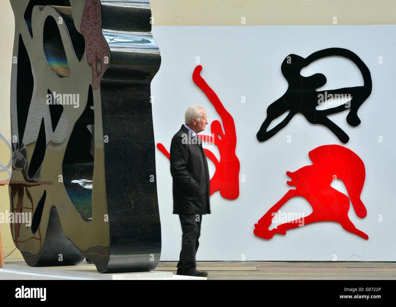 Un visitatore guarda le sculture diTedesco-francese artista Rotraut nella mostra "Quantengesaenge' (Quantum brani) in Jena, Germania, 29 aprile 2016. 27 pezzi da parte dell'artista, nato nel 1938 come Rotraut Uecker, sarà mostrato. La mostra può essere visto nell'Altes Strassenbahndepot in Jens dal 30 aprile fino al 24 luglio 2016. Foto: MARTIN SCHUTT/dpa Foto Stock