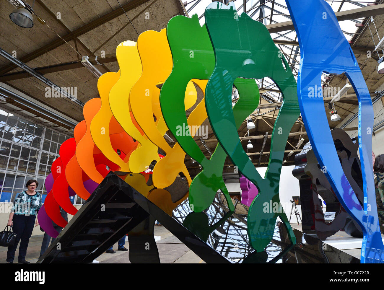 Un visitatore guarda le sculture diTedesco-francese artista Rotraut nella mostra "Quantengesaenge' (Quantum brani) in Jena, Germania, 29 aprile 2016. 27 pezzi da parte dell'artista, nato nel 1938 come Rotraut Uecker, sarà mostrato. La mostra può essere visto nell'Altes Strassenbahndepot in Jens dal 30 aprile fino al 24 luglio 2016. Foto: MARTIN SCHUTT/dpa Foto Stock