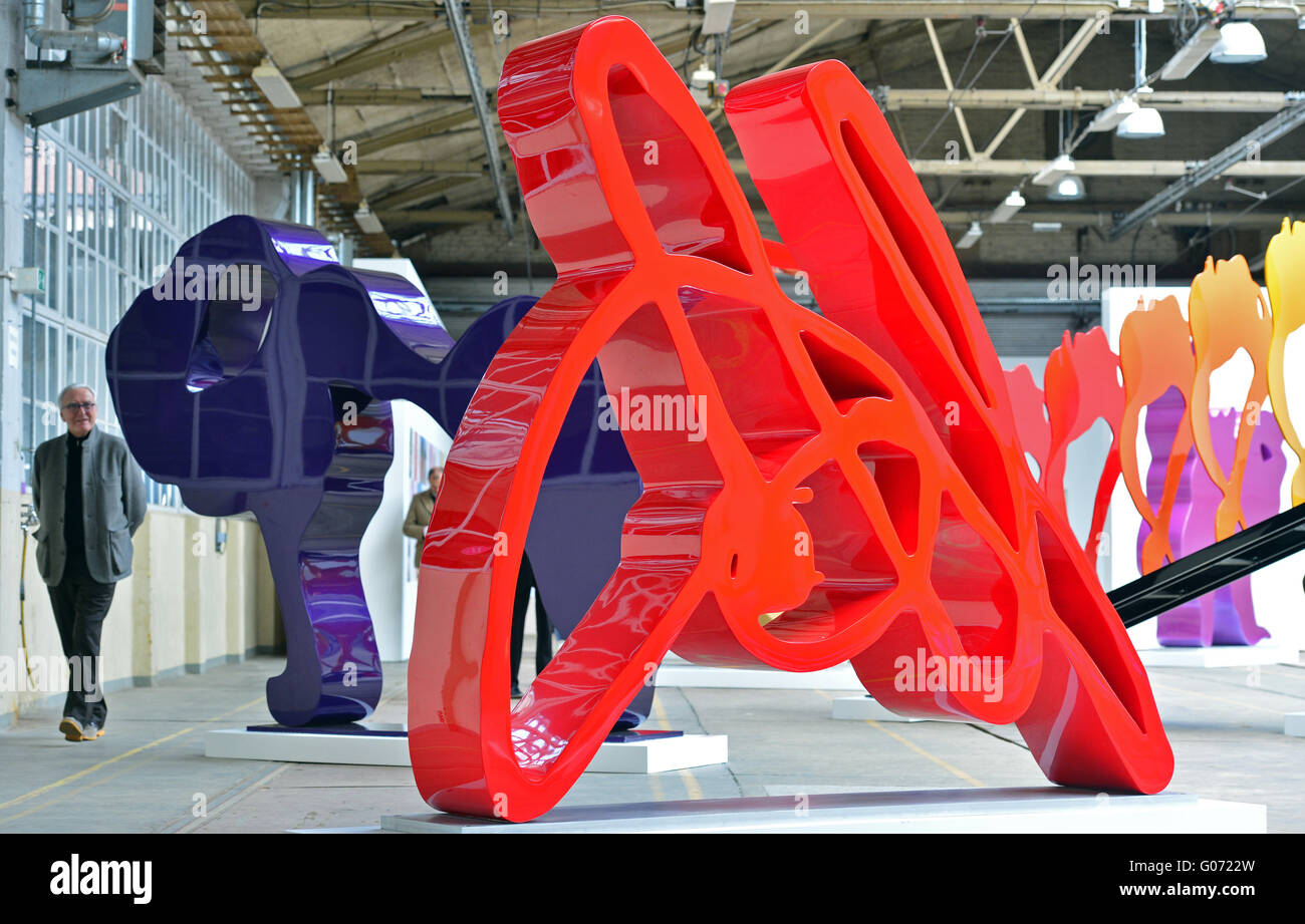 Sculture diTedesco-francese artista Rotraut può essere visto nella mostra "Quantengesaenge' (Quantum brani) in Jena, Germania, 29 aprile 2016. 27 pezzi da parte dell'artista, nato nel 1938 come Rotraut Uecker, sarà mostrato. La mostra può essere visto nell'Altes Strassenbahndepot in Jens dal 30 aprile fino al 24 luglio 2016. Foto: MARTIN SCHUTT/dpa Foto Stock