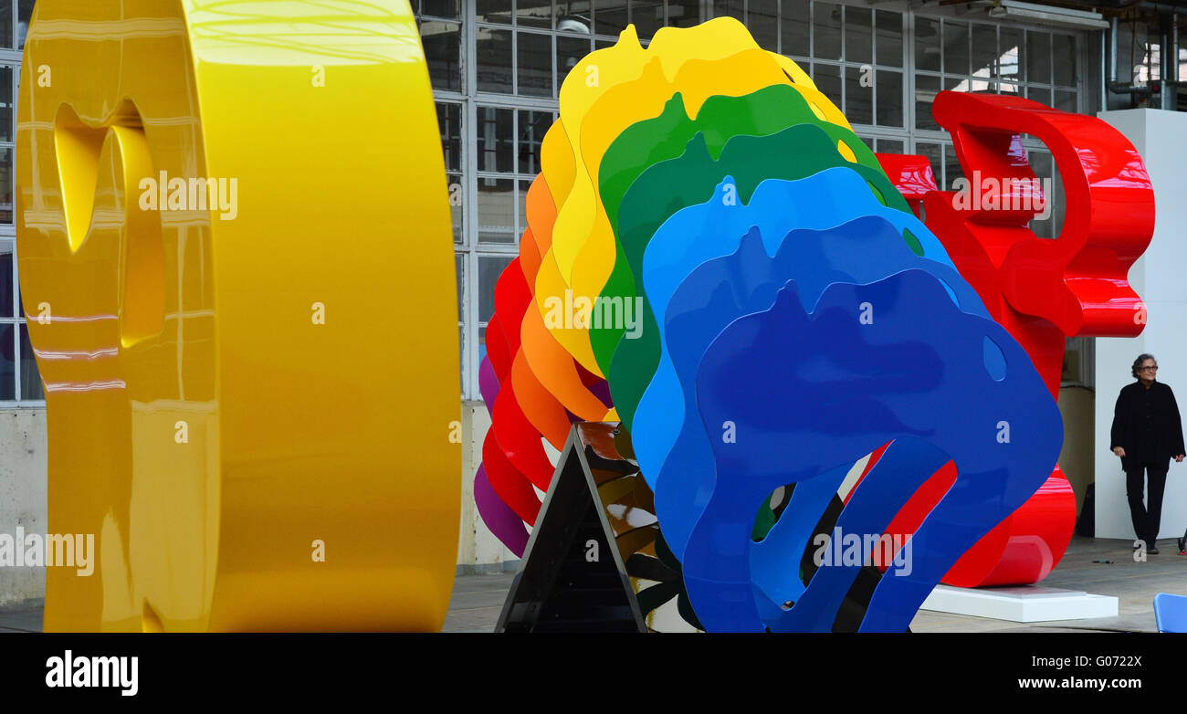 Sculture diTedesco-francese artista Rotraut può essere visto nella mostra "Quantengesaenge' (Quantum brani) in Jena, Germania, 29 aprile 2016. 27 pezzi da parte dell'artista, nato nel 1938 come Rotraut Uecker, sarà mostrato. La mostra può essere visto nell'Altes Strassenbahndepot in Jens dal 30 aprile fino al 24 luglio 2016. Foto: MARTIN SCHUTT/dpa Foto Stock