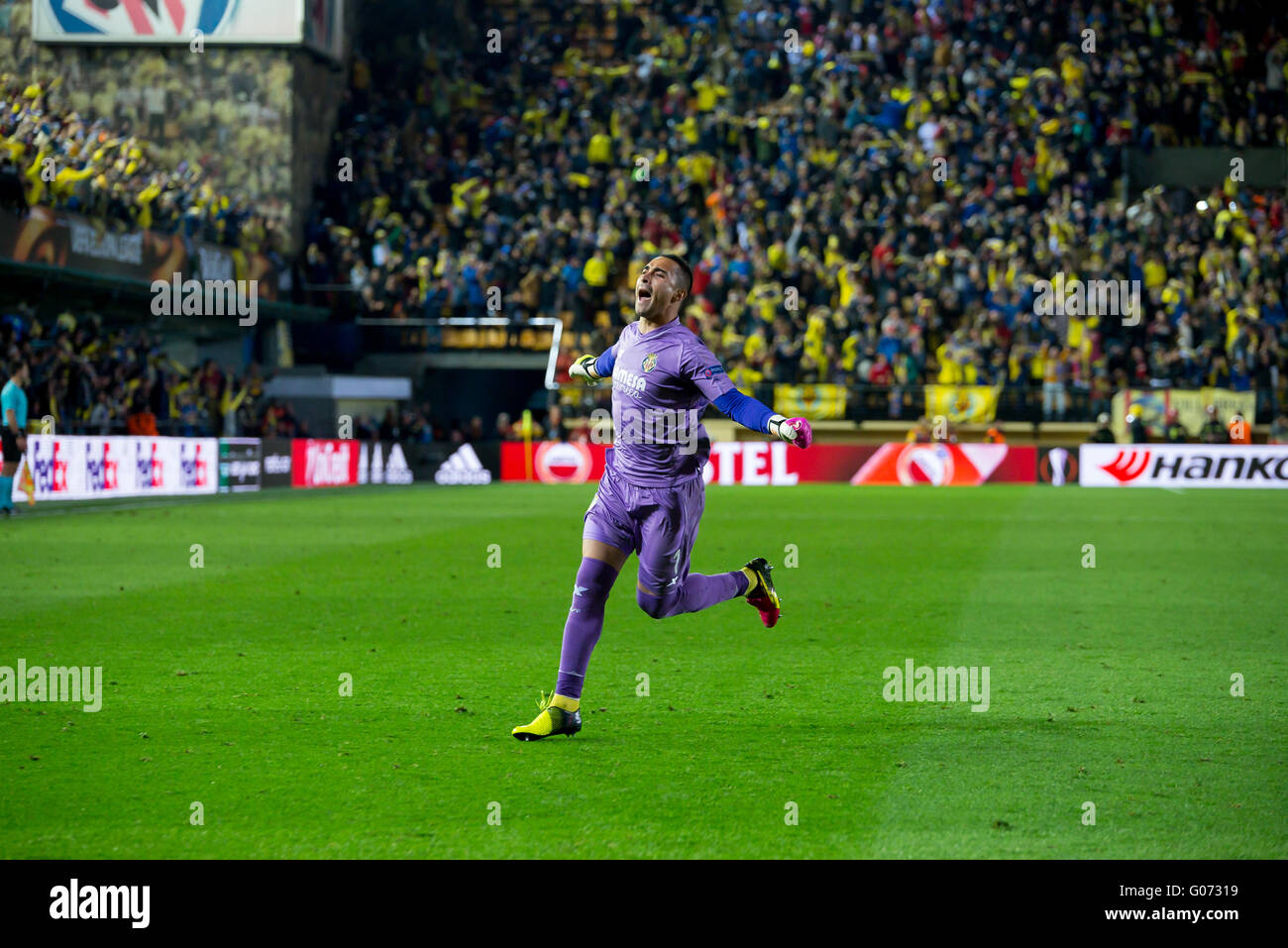 Villarreal, Spagna. 28 Aprile, 2016. Sergio Asenjo celebra un last minute obiettivo in Europa League semifinale partita tra Villarreal CF e Liverpool FC a El Madrigal stadio on April 28, 2016 in Villarreal, Spagna. Credito: Christian Bertrand/Alamy Live News Foto Stock