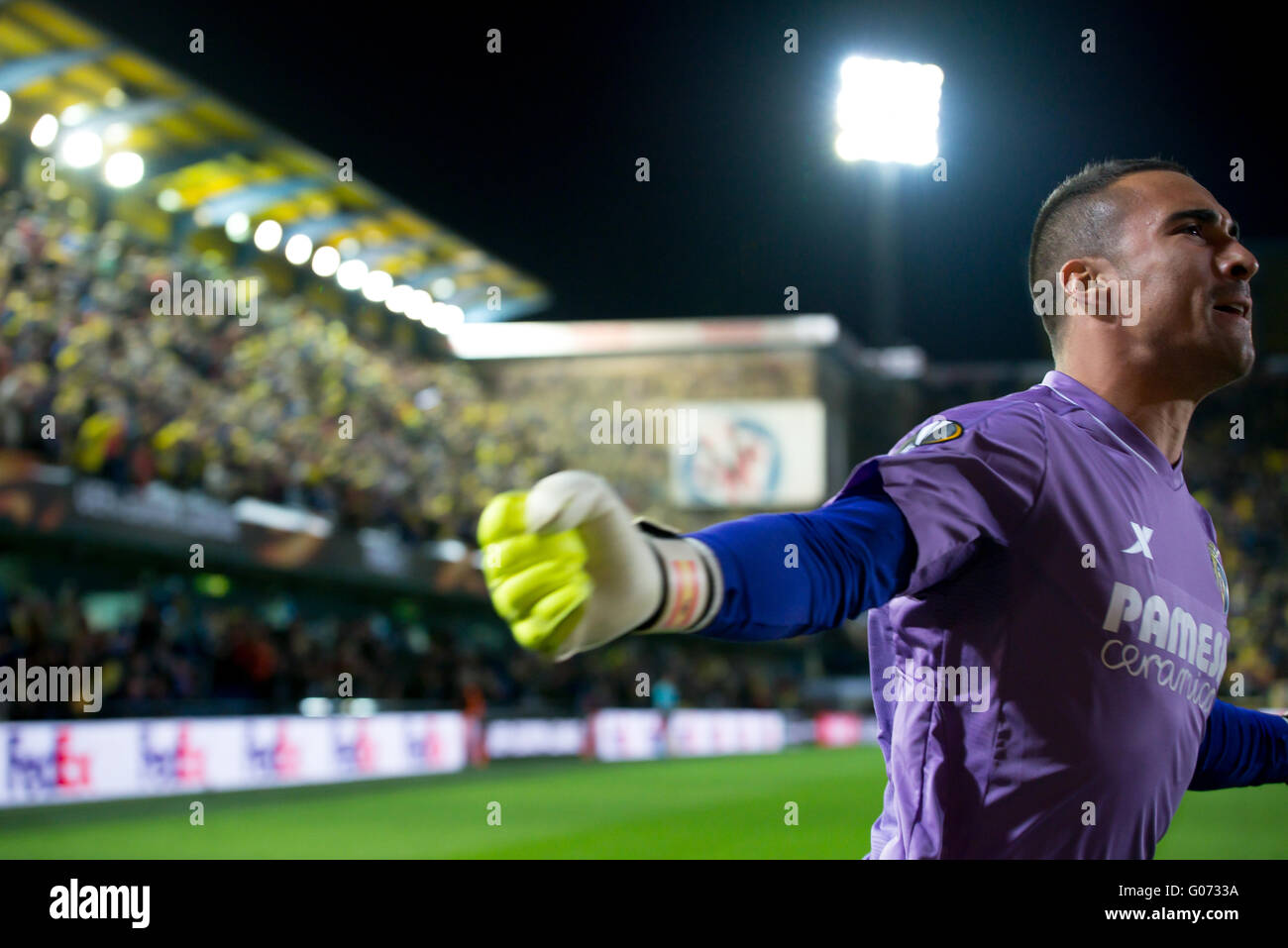 Villarreal, Spagna. 28 Aprile, 2016. Sergio Asenjo celebra un last minute obiettivo in Europa League semifinale partita tra Villarreal CF e Liverpool FC a El Madrigal stadio on April 28, 2016 in Villarreal, Spagna. Credito: Christian Bertrand/Alamy Live News Foto Stock