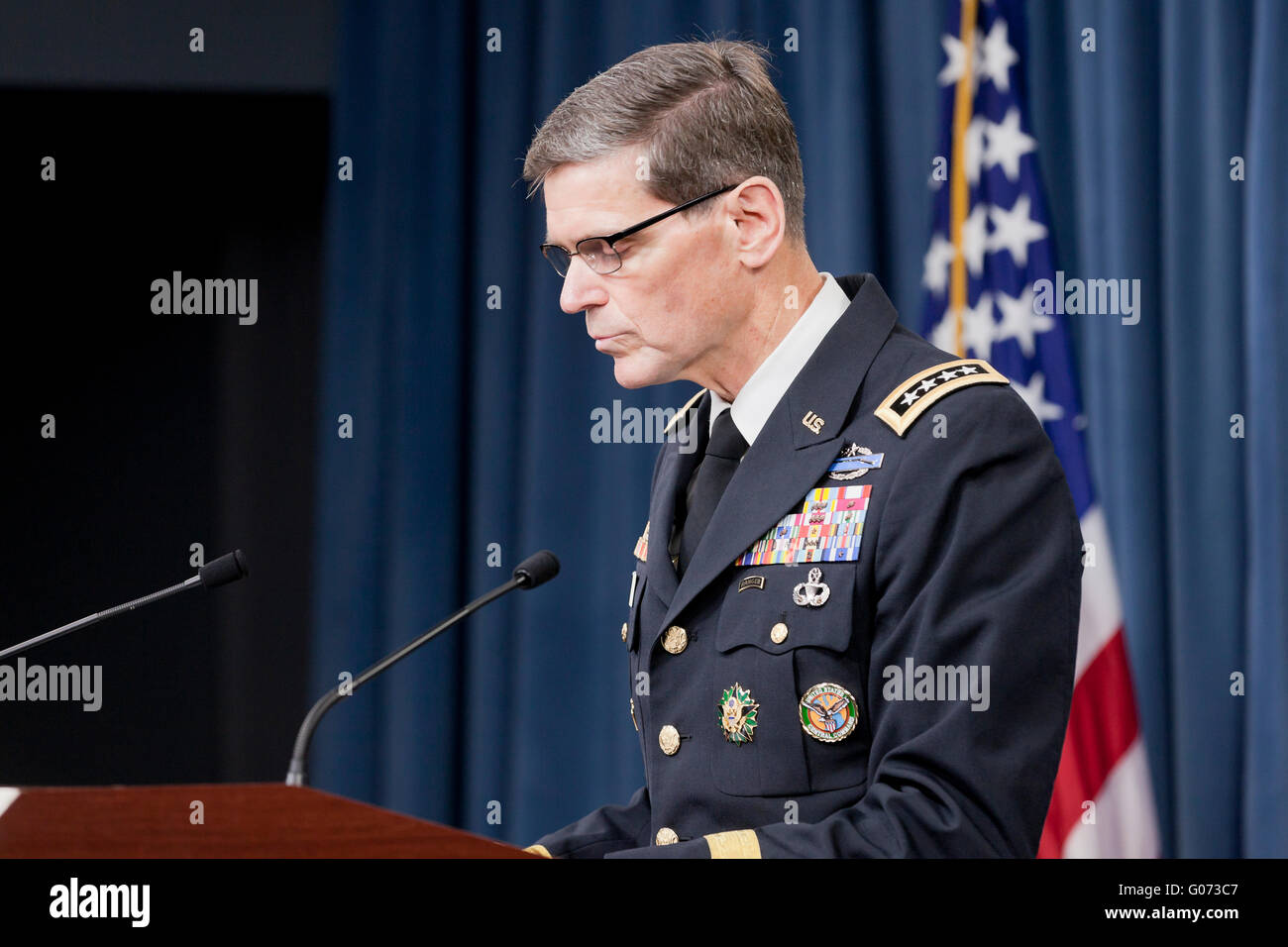 Washington, DC, Stati Uniti d'America. Il 29 aprile, 2016. Esercito il generale Joseph L. Votel, capo del Comando Centrale degli Stati Uniti, i rapporti che il Dipartimento della Difesa ha preso provvedimenti disciplinari contro 16 dei suoi membri di servizio su un letale attacco aereo su un ospedale di Kunduz, in Afghanistan nel 2015, ma che la catastrofe non quantità a "un crimine di guerra", a causa della mancanza di intenti. Credito: B Christopher/Alamy Live News Foto Stock