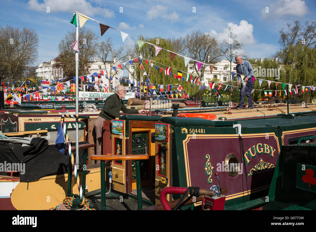 Londra, Regno Unito. Il 30 aprile 2016. I barcaioli decorare il loro narrowboats con bunting e flag per il 2016 Canalway cavalcata festival di Little Venice, Paddington. La manifestazione annuale corre sopra la banca può weekend di vacanza. Credito: Immagini vibranti/Alamy Live News Foto Stock