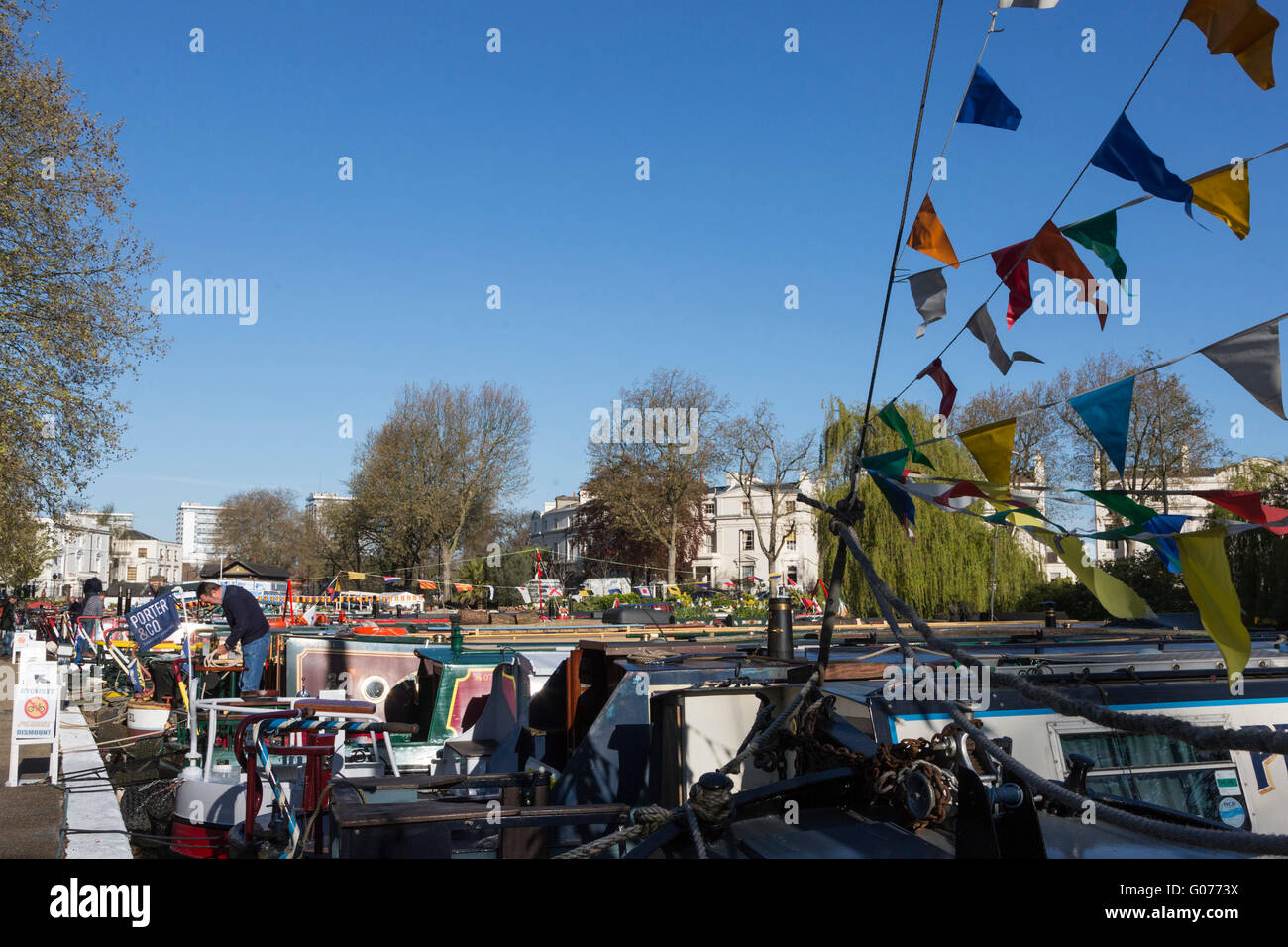 Londra, Regno Unito. Il 30 aprile 2016. I barcaioli decorare il loro narrowboats con bunting e flag per il 2016 Canalway cavalcata festival di Little Venice, Paddington. La manifestazione annuale corre sopra la banca può weekend di vacanza. Credito: Immagini vibranti/Alamy Live News Foto Stock