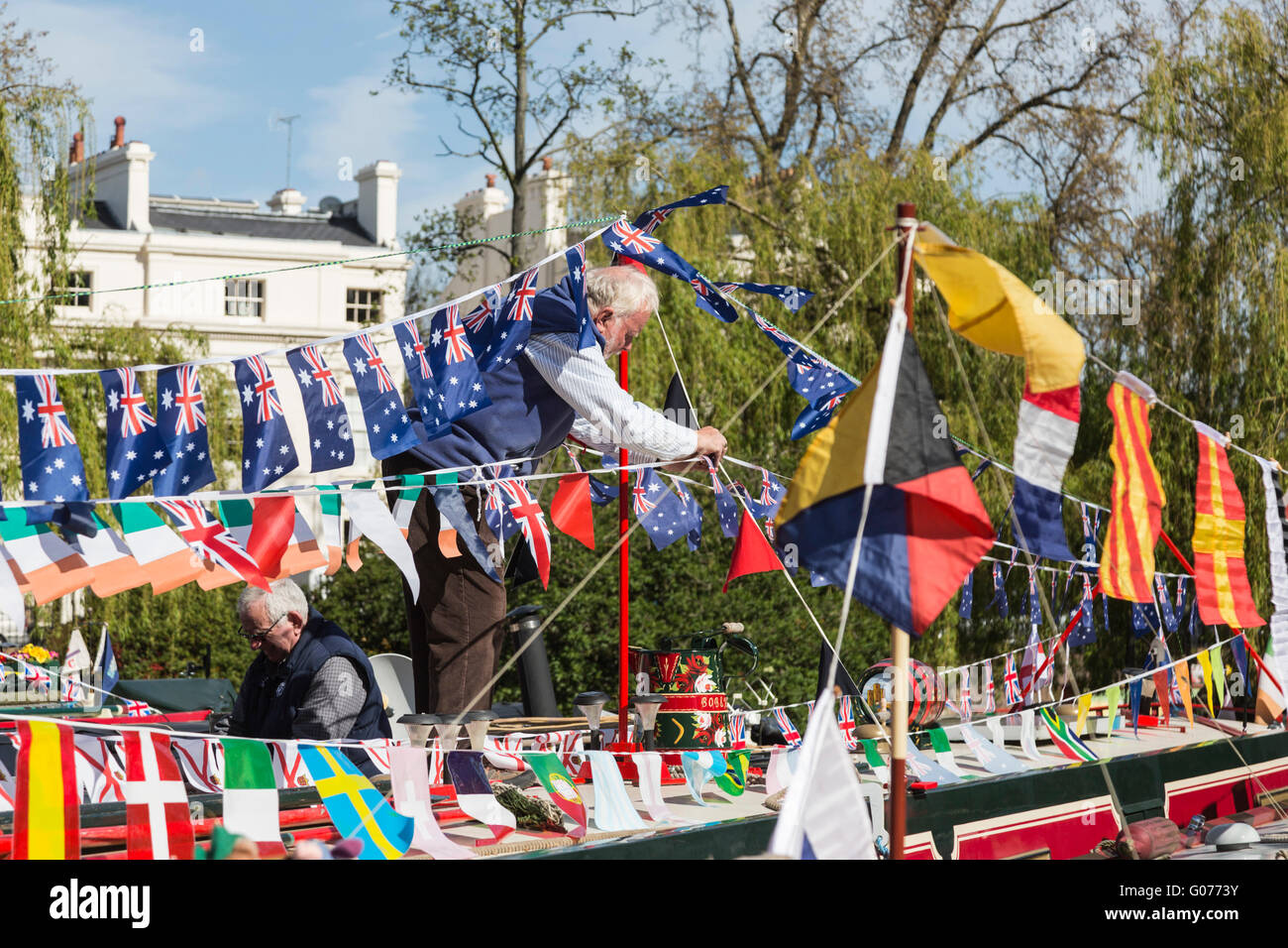 Londra, Regno Unito. Il 30 aprile 2016. i barcaioli decorare il loro narrowboats con bunting e flag per il 2016 canalway cavalcata festival di Little Venice, paddington. L'evento annuale che corre per il week-end festivo di maggio. Credito: vibrante foto/alamy live news Foto Stock